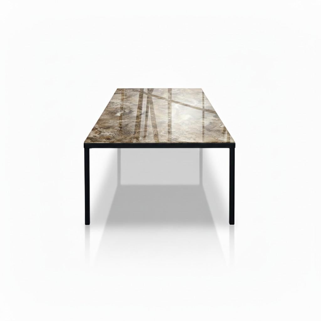 Zeitgenössischer Esstisch für drinnen und draußen mit schlankem Metallgestell und Kunstgranit im Zustand „Neu“ im Angebot in NEW YORK, NY