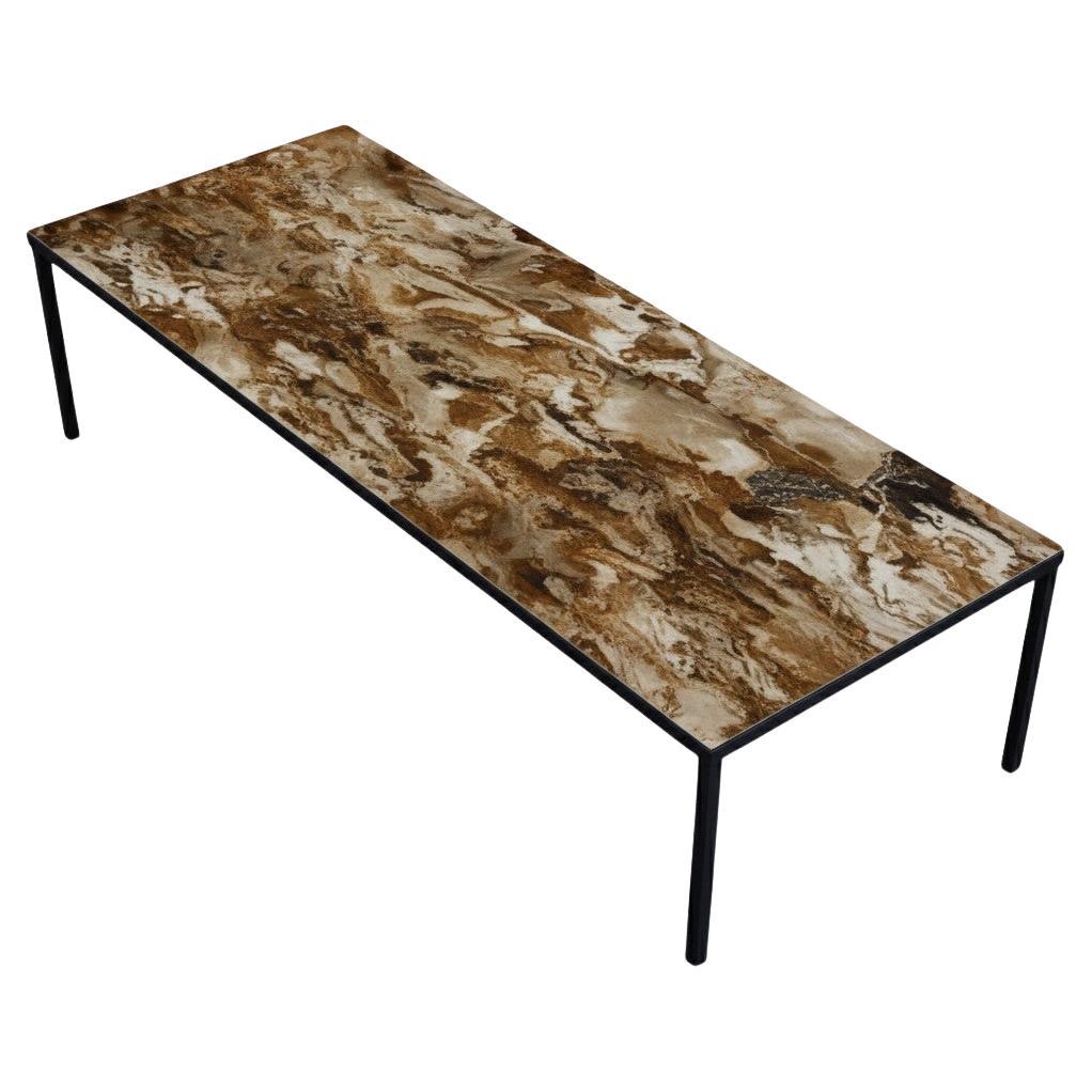 Zeitgenössischer Esstisch für drinnen und draußen mit schlankem Metallgestell und Kunstgranit im Angebot