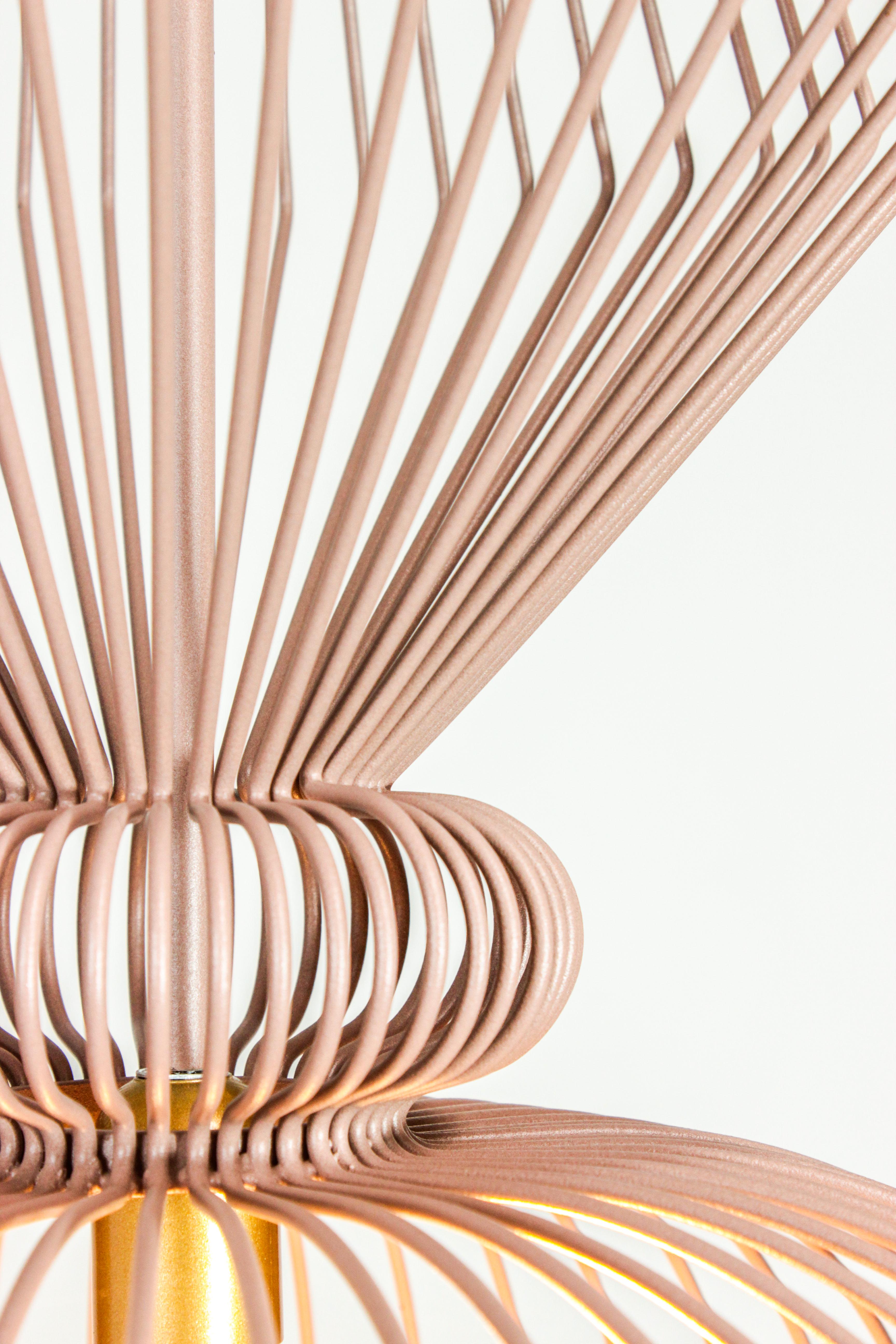 Lampada a sospensione lilla in espansione di ispirazione industriale contemporanea in vendita 6