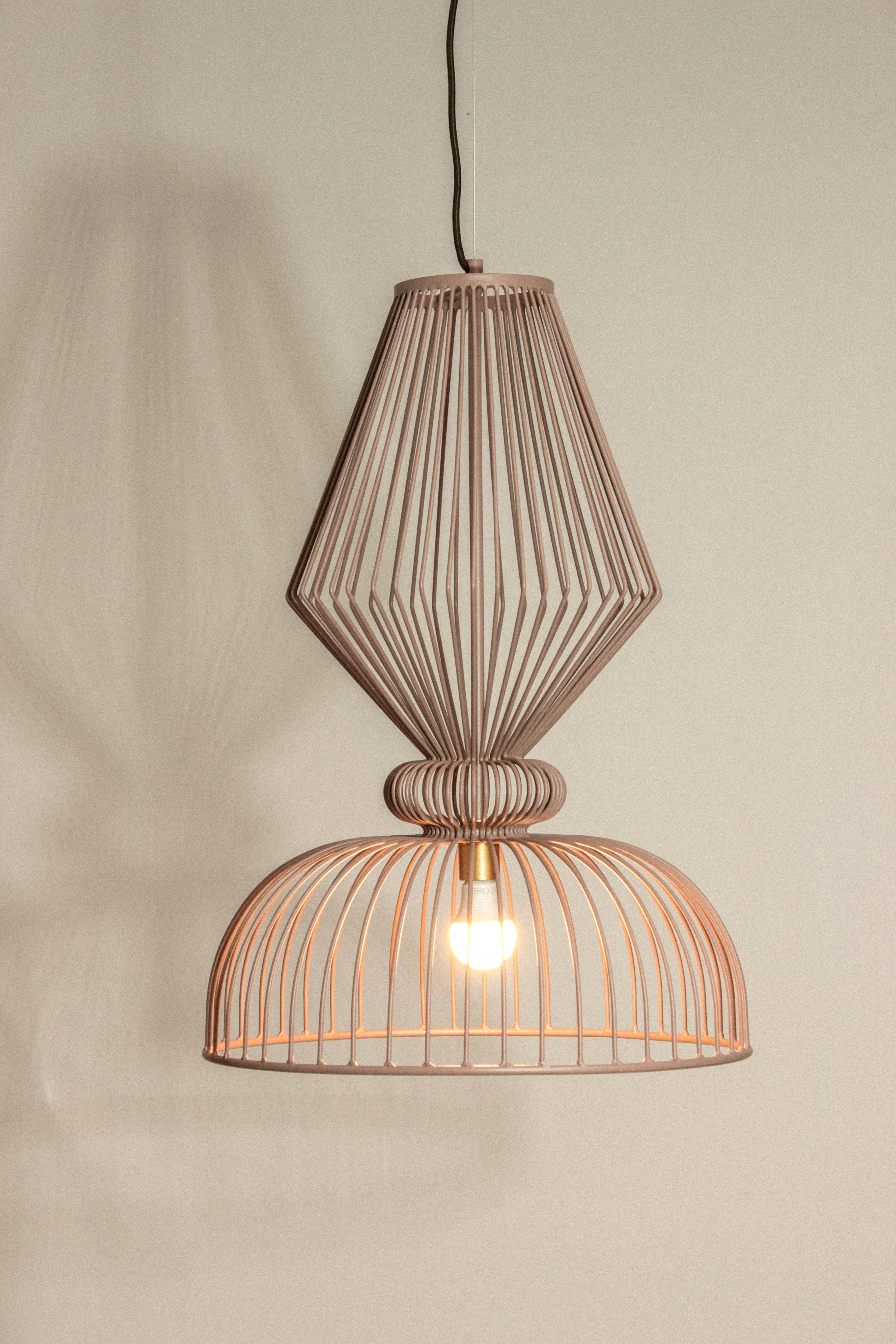 Unendo motivi lineari ripetitivi a silhouette sagomate, la lampada a sospensione Expand contribuisce a infondere un tocco di stile industriale a qualsiasi interno. Realizzato su ordinazione. 

Le lampade Utu fanno parte del gruppo di design Mambo