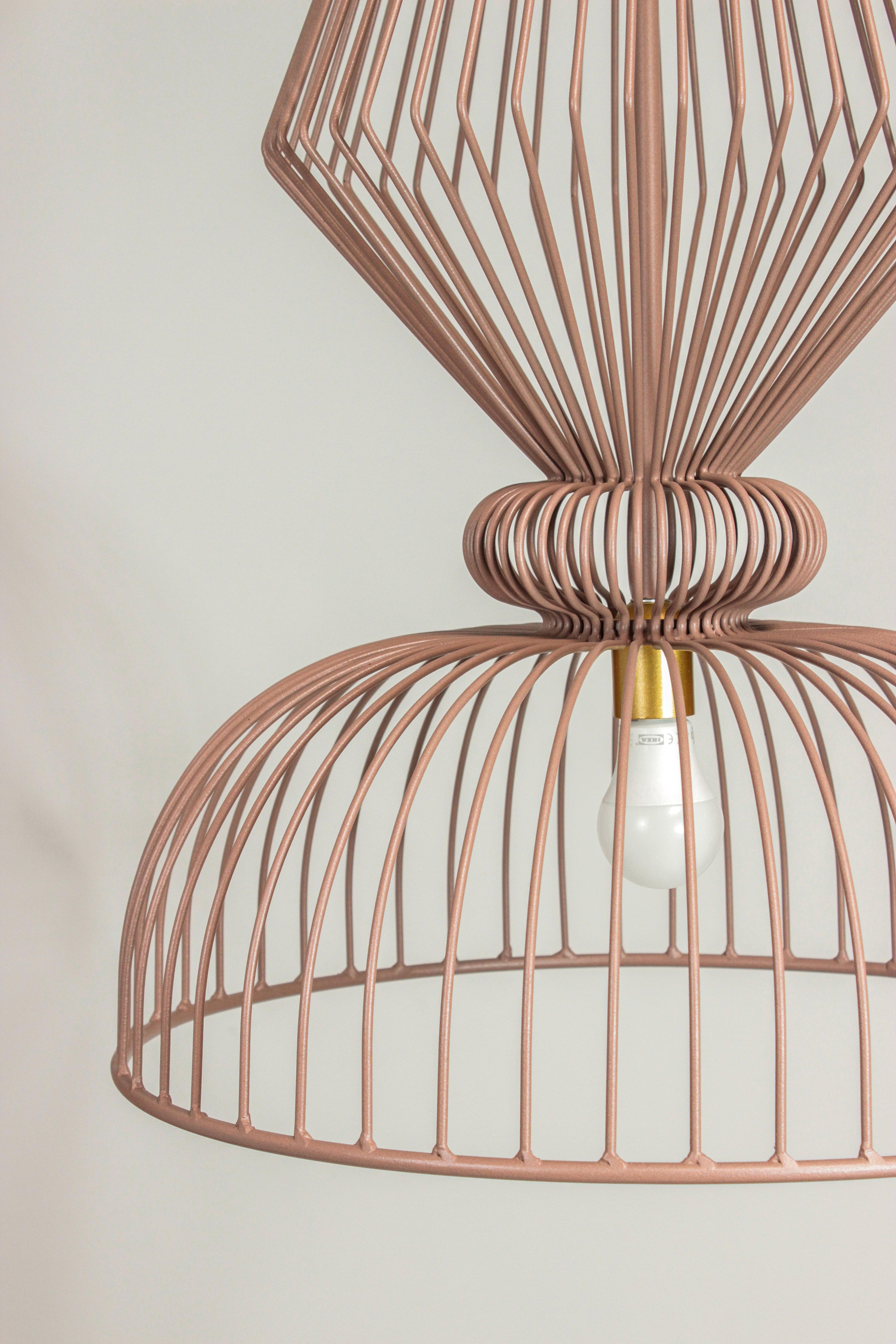 Industriale Lampada a sospensione lilla in espansione di ispirazione industriale contemporanea in vendita