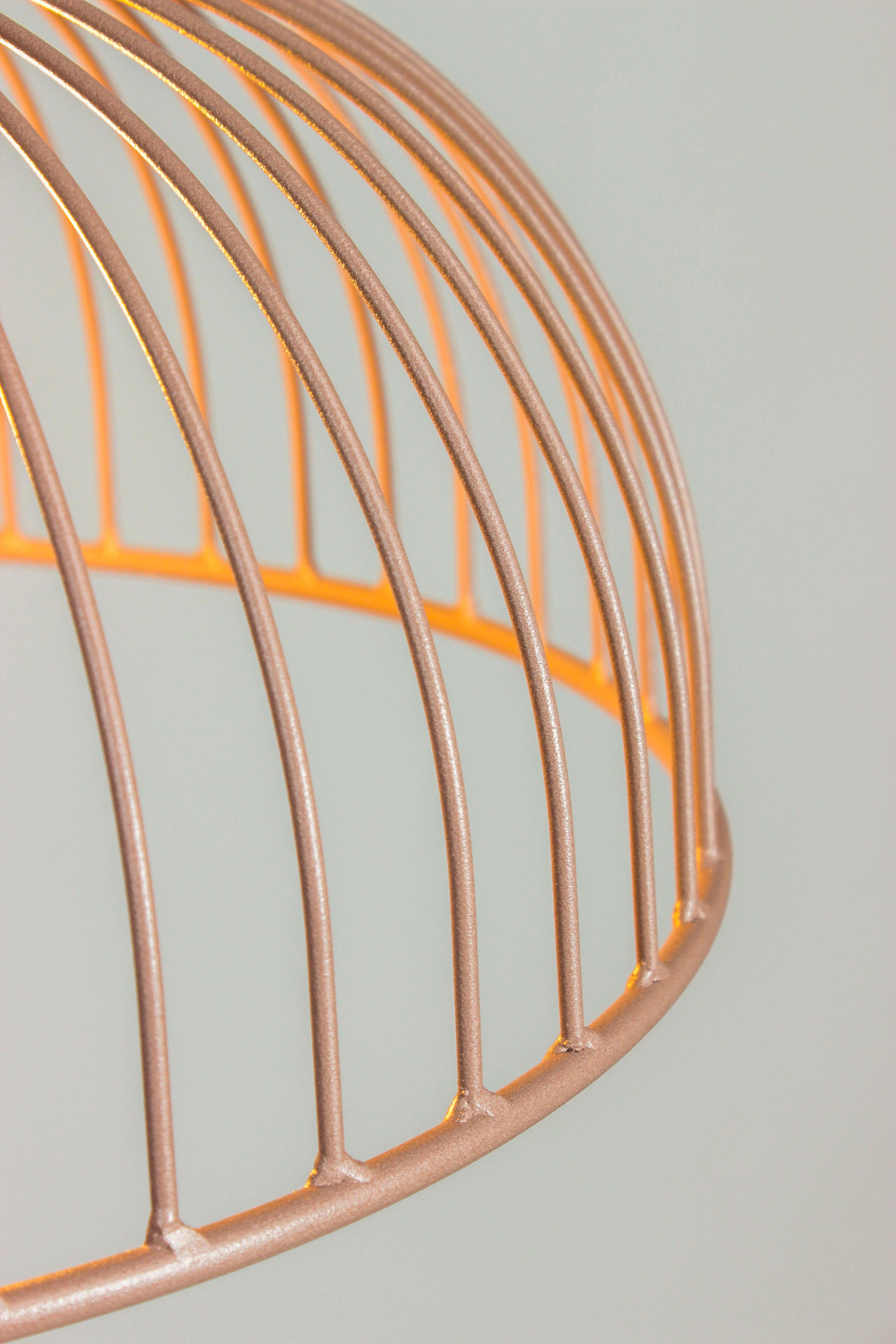 Laccato Lampada a sospensione lilla in espansione di ispirazione industriale contemporanea in vendita