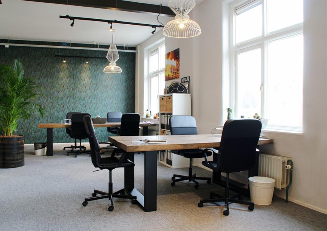 Lampada a sospensione lilla in espansione di ispirazione industriale contemporanea in vendita 1