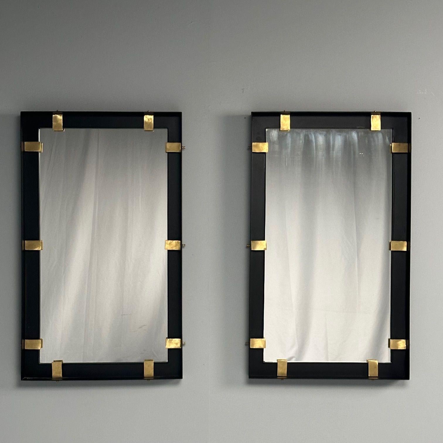 Zeitgenössische, moderne, rechteckige Wandspiegel, Stahl, Messing, 2020er Jahre
 
Paar rechteckige Wandspiegel, hergestellt in Italien, 21. Jahrhundert. Jedes Exemplar hat einen Rahmen aus Stahl und Messing mit klaren Linien und rechteckigen