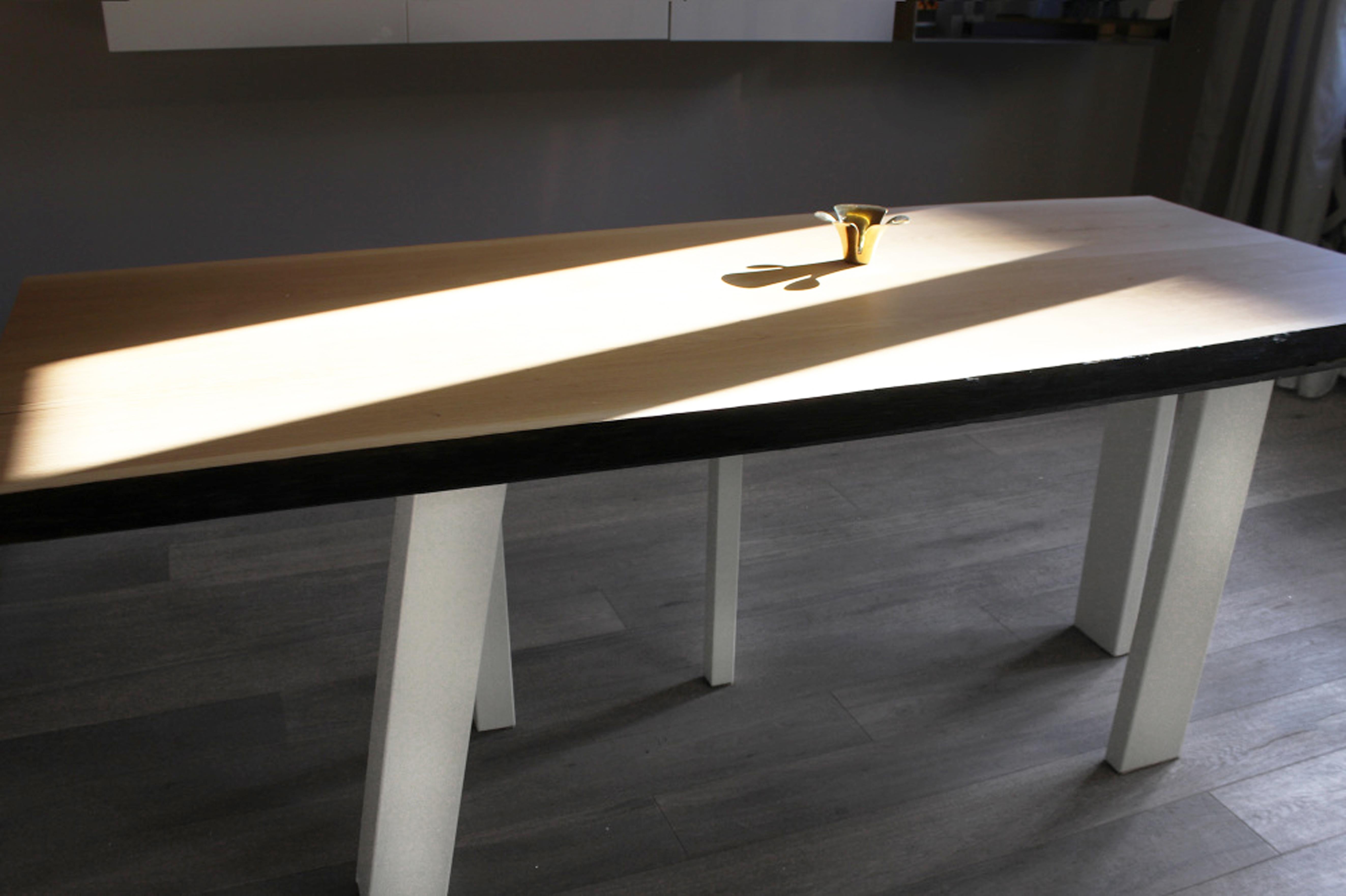 wood ist ein sehr minimalistischer und eleganter Tisch, der in jeder Wohnung, jedem Loft, Büro, jeder Bar und jedem Restaurant aufgestellt werden kann. Die Basis ist aus recyceltem Eisen mit hellen Farben lackiert und auf einer Schwarte oder