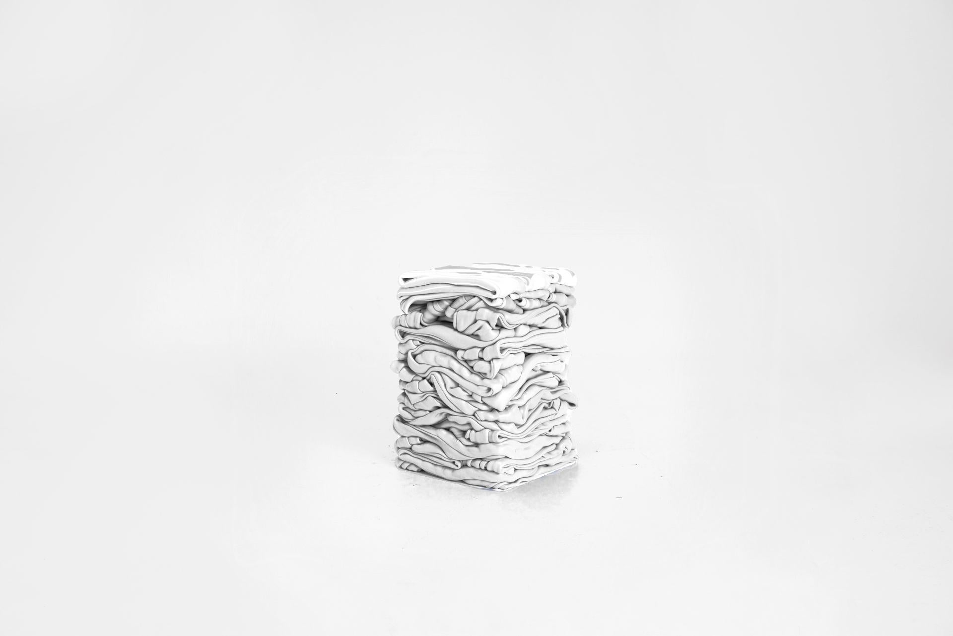 Zeitgenössischer industrieller weißer Hocker aus recyceltem Kunststoff, Youngmin Kang, 1S1T Korea (Südkoreanisch) im Angebot