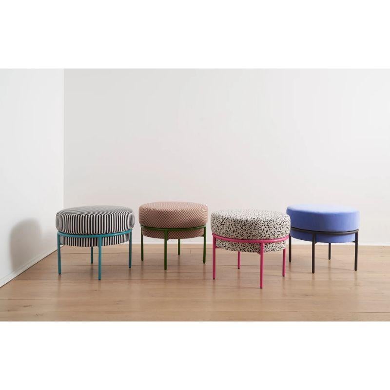 Zeitgenössische Tintenblut-Ottomane aus schwarzem und weißem recyceltem Stoff mit rosa Sockel (Moderne) im Angebot