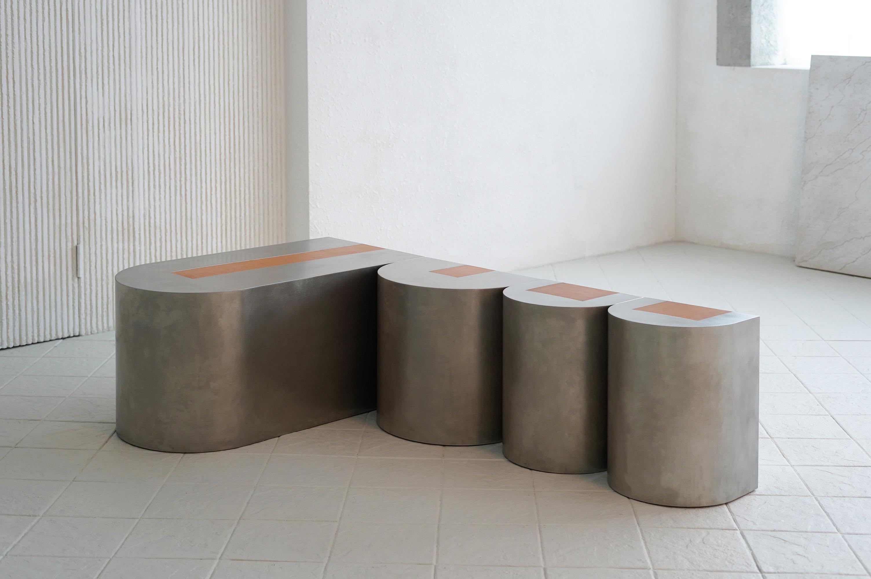 XXIe siècle et contemporain Banc contemporain à incrustations en cuir végétal et acier en vente
