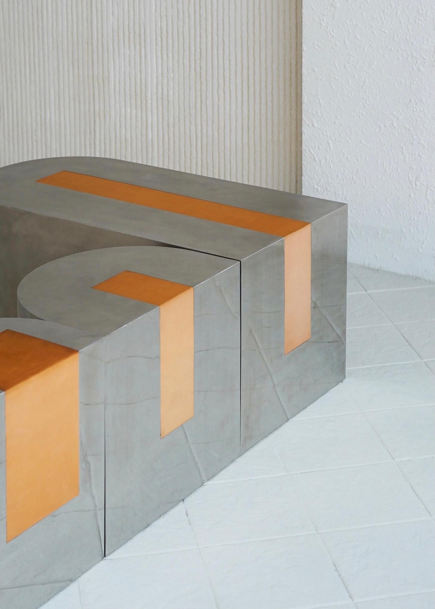 Acier inoxydable Banc contemporain à incrustations en cuir végétal et acier en vente