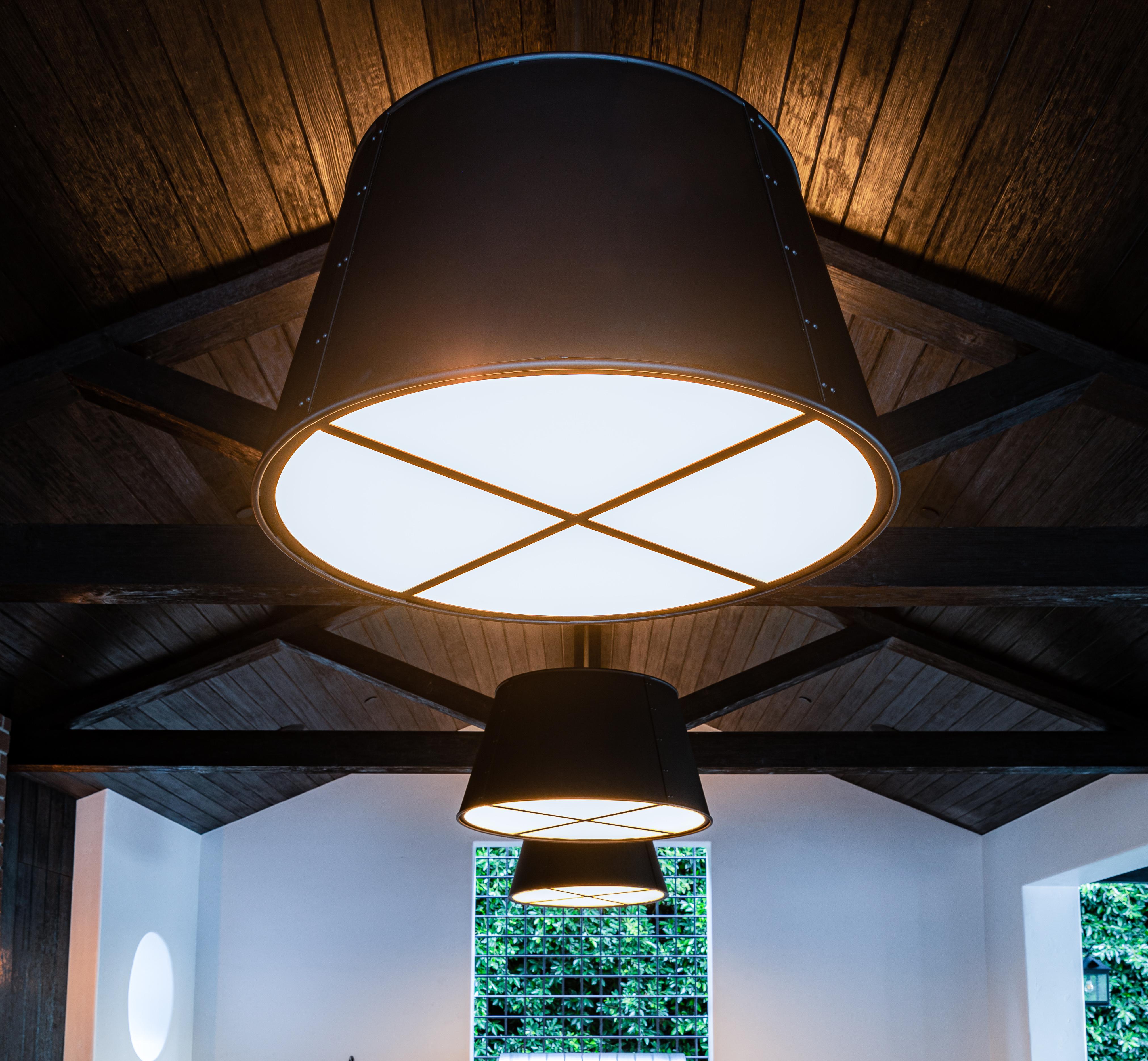 Minimalismo Ciondolo a tamburo per interni contemporanei, design Stephen Shadley, nero in vendita