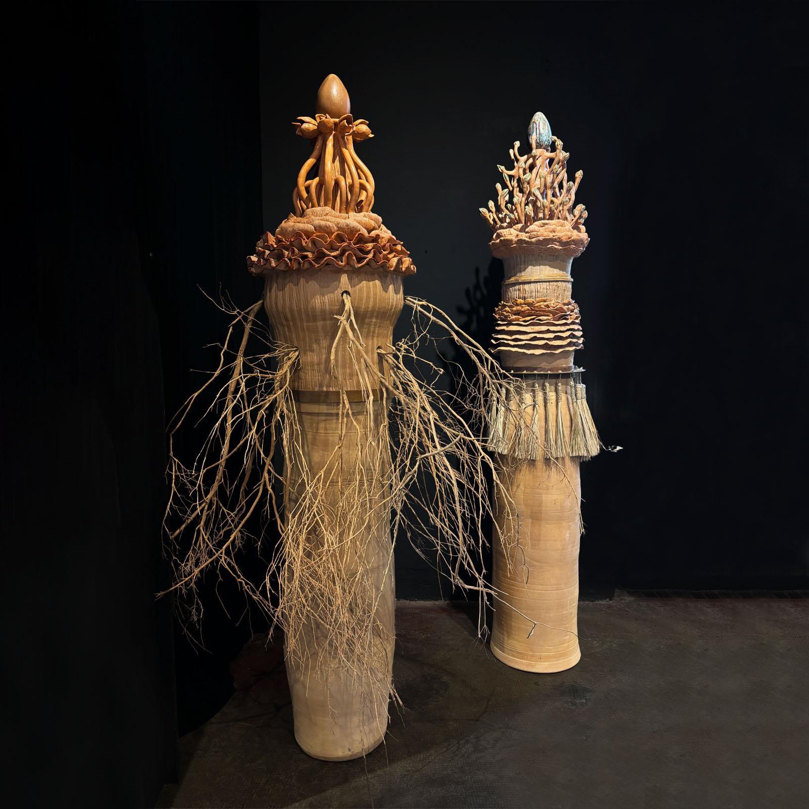 Sperimenta nuove forme con la terra rossa di Ibiza, resine, assemblaggi, forme e colori.

Da tempo avevo il desiderio di lavorare con l'argilla e, vivendo a Ibiza durante l'inverno, sono stata attratta da questo meraviglioso materiale per