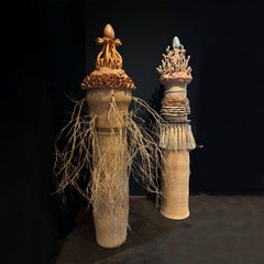 Sculpture totem contemporaine en fer, racines et terre cuite de Manu Crotti