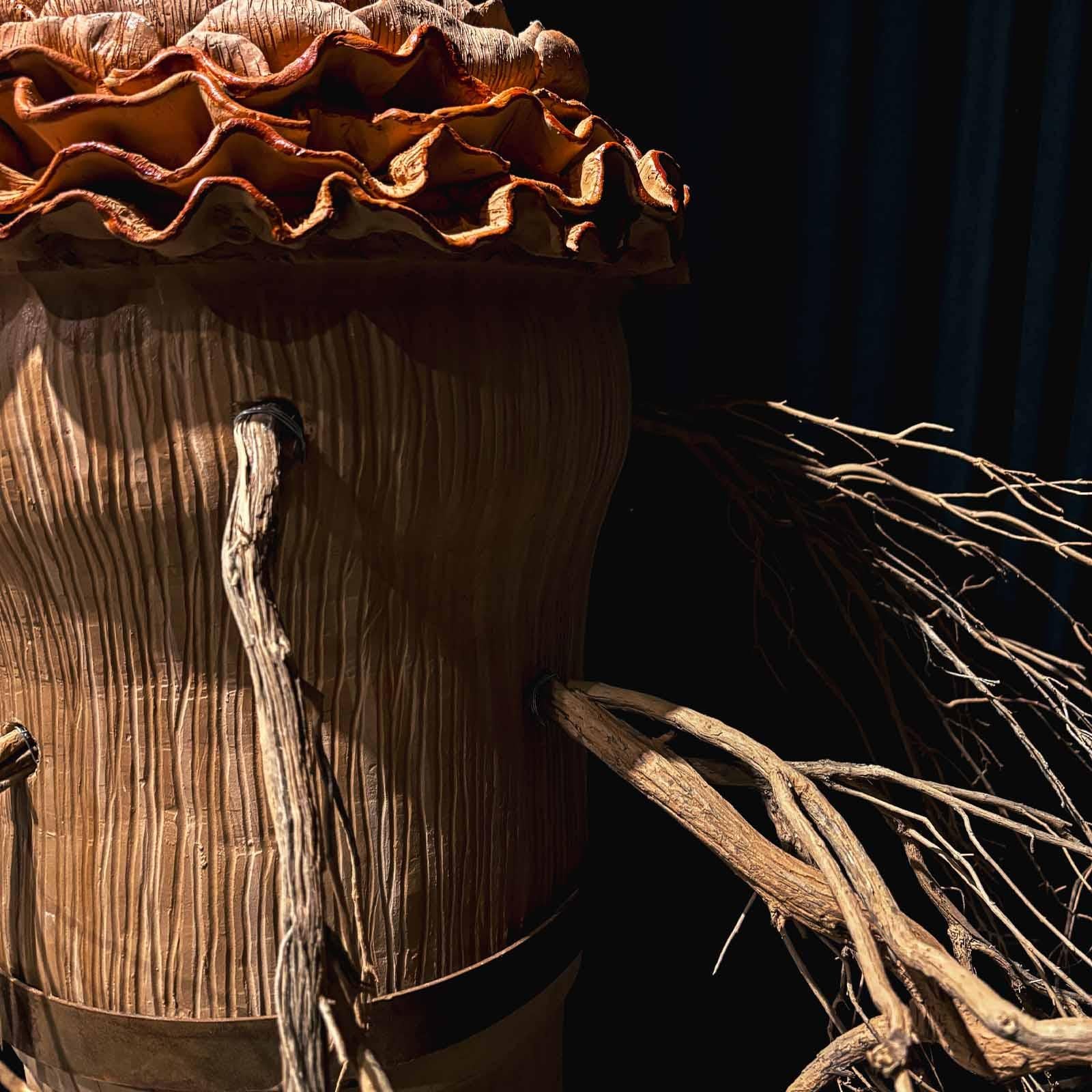 Spagnolo Totem contemporaneo in ferro, radici e terracotta di Manu Crotti in vendita