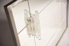 Specchio contemporaneo con cornice in ferro argentato e due applicazioni in poliarte