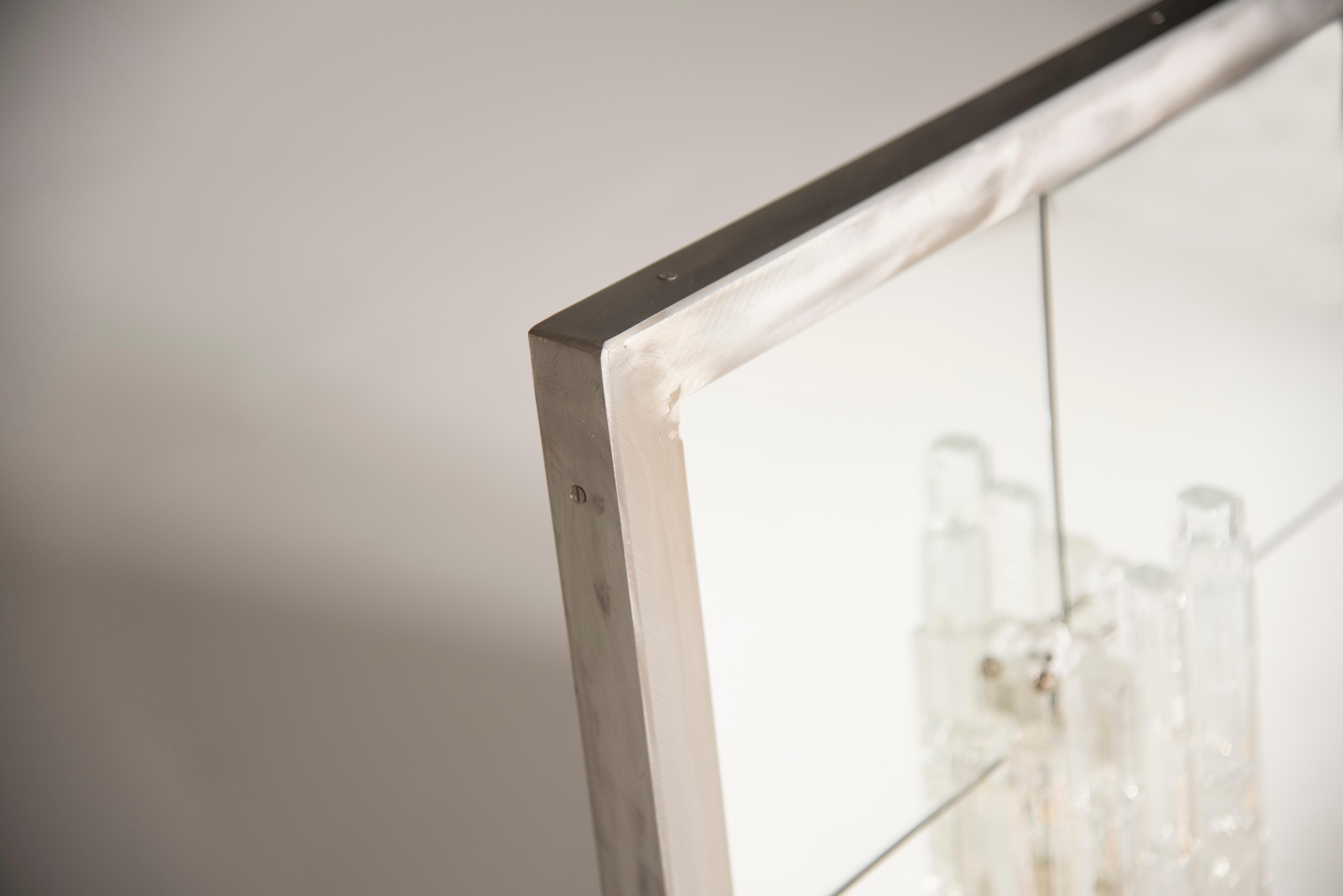 Contemporary Iron Silvered Frame Mirror mit zwei Poliarte-Applikationen (Moderne) im Angebot