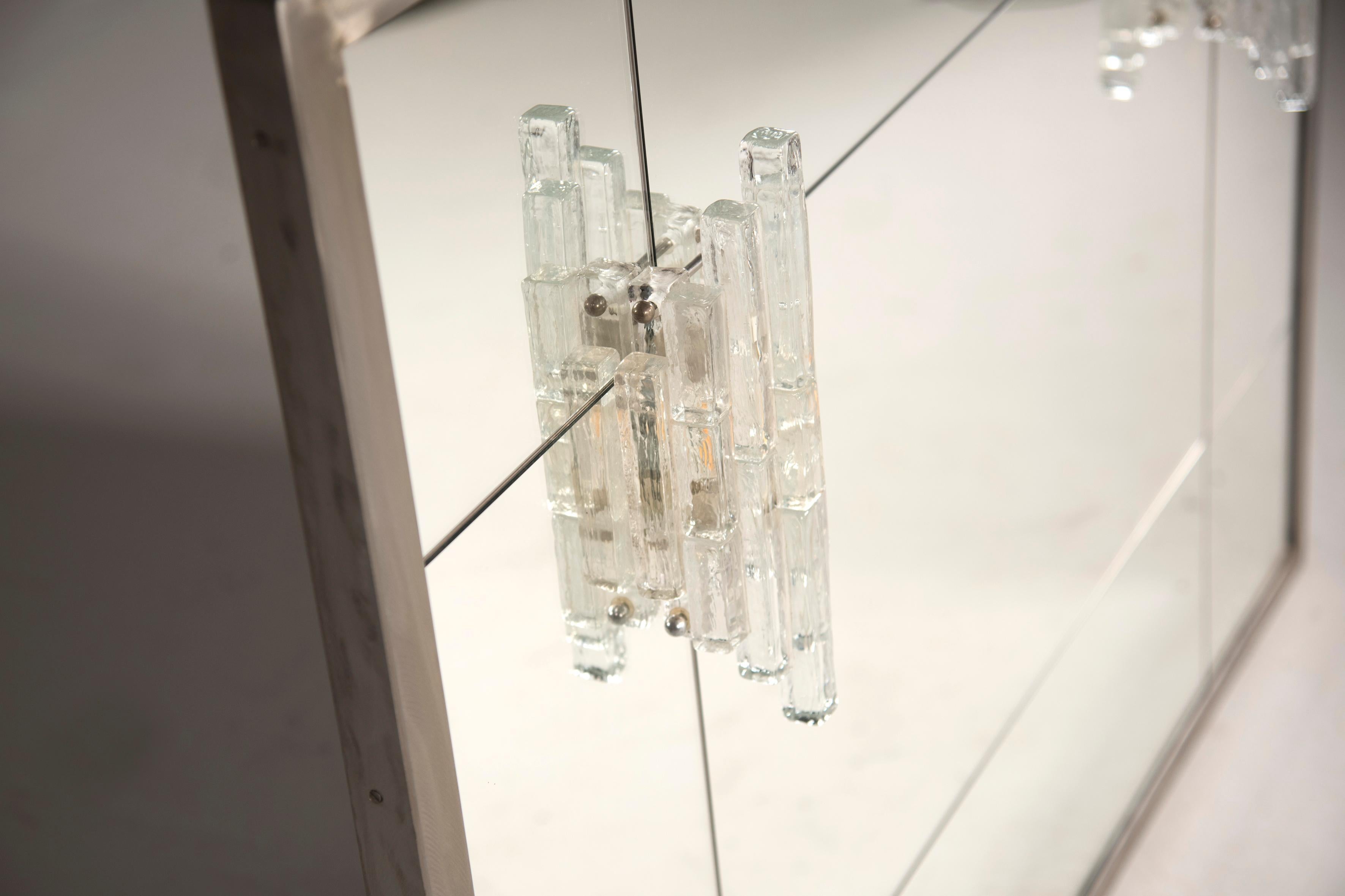 Contemporary Iron Silvered Frame Mirror mit zwei Poliarte-Applikationen (Glas) im Angebot