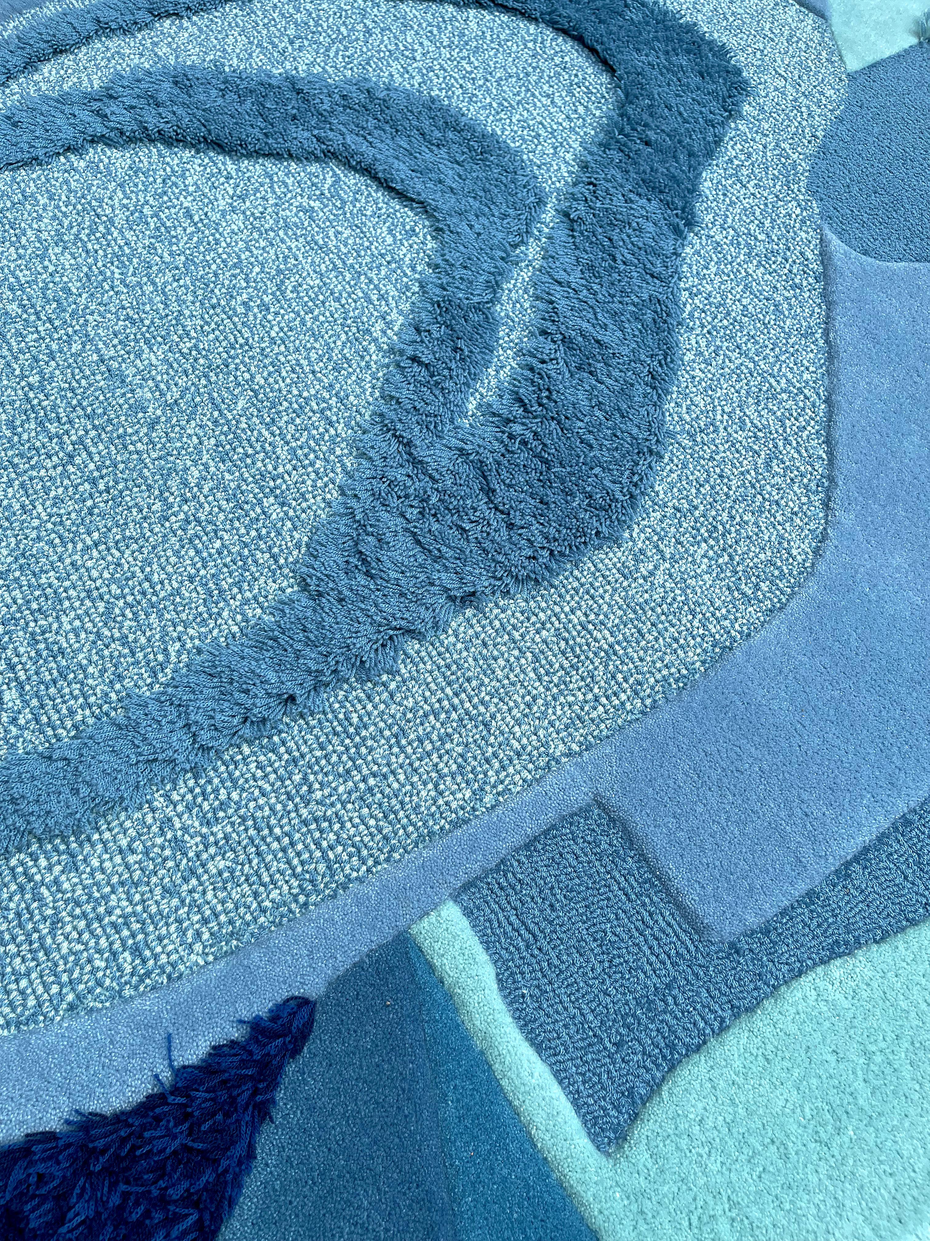 Tapis contemporain bleu en laine touffeté à la main de forme irrégulière par RAG Home en vente 8