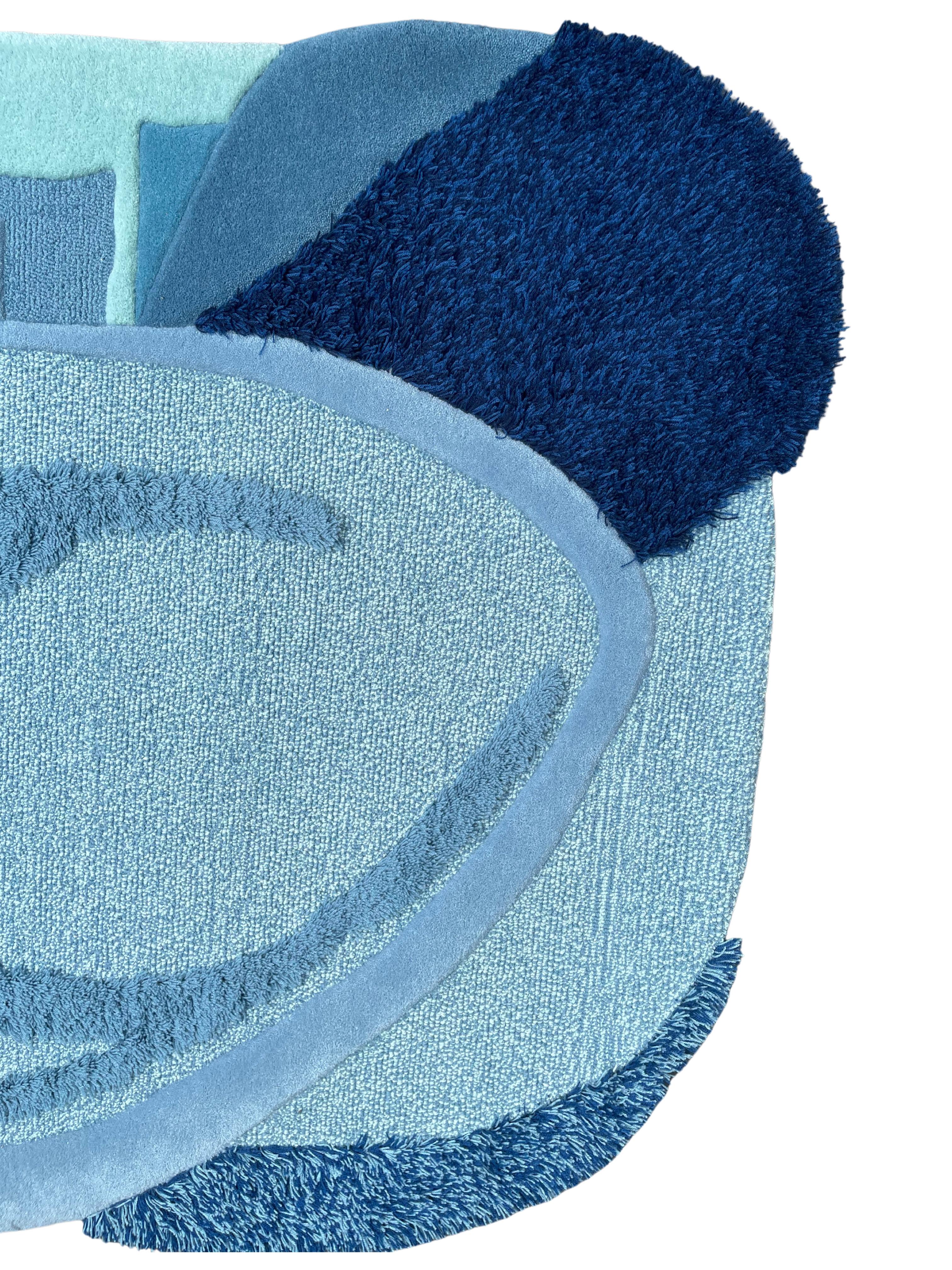 Moderne Tapis contemporain bleu en laine touffeté à la main de forme irrégulière par RAG Home en vente