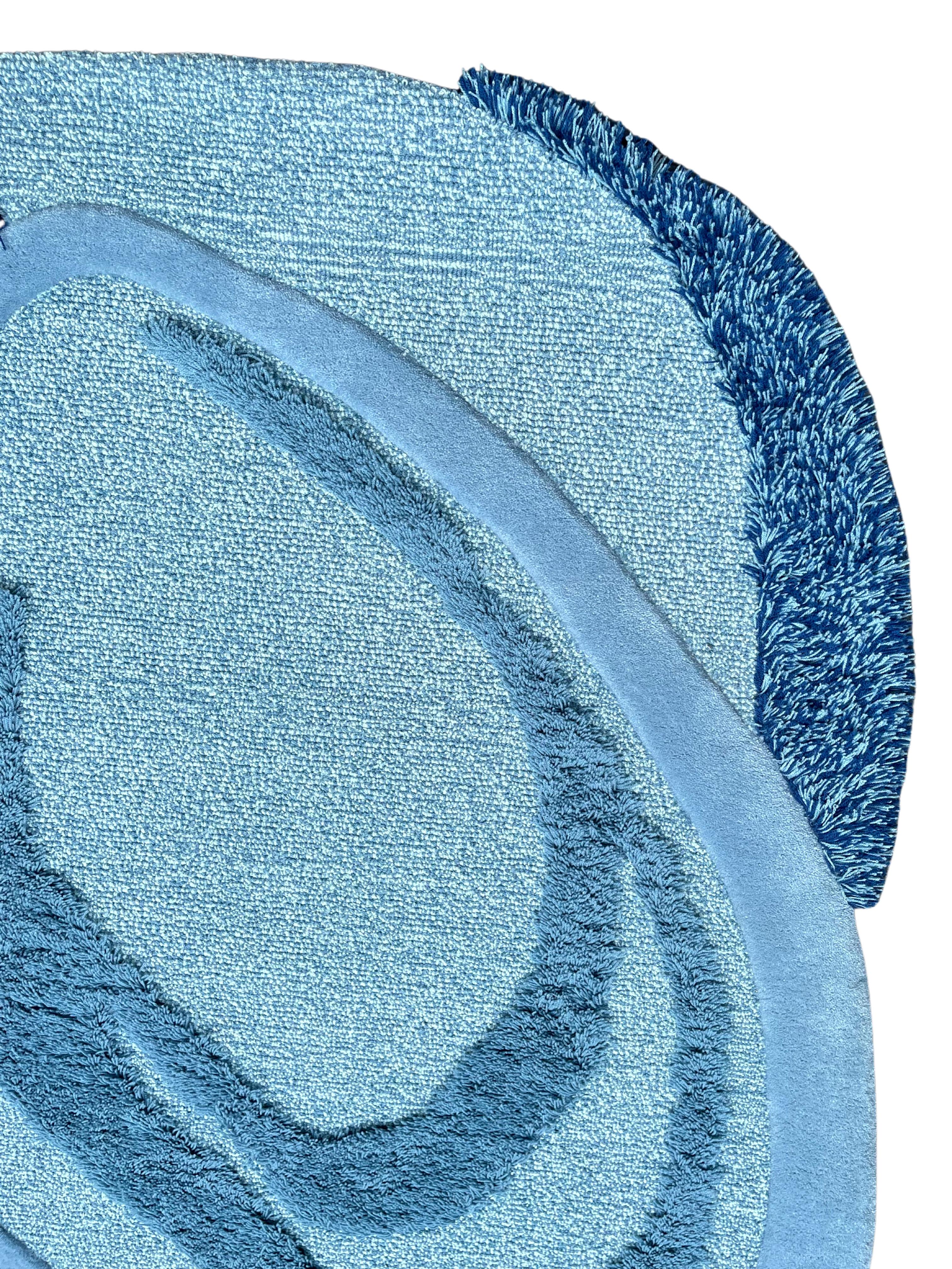XXIe siècle et contemporain Tapis contemporain bleu en laine touffeté à la main de forme irrégulière par RAG Home en vente