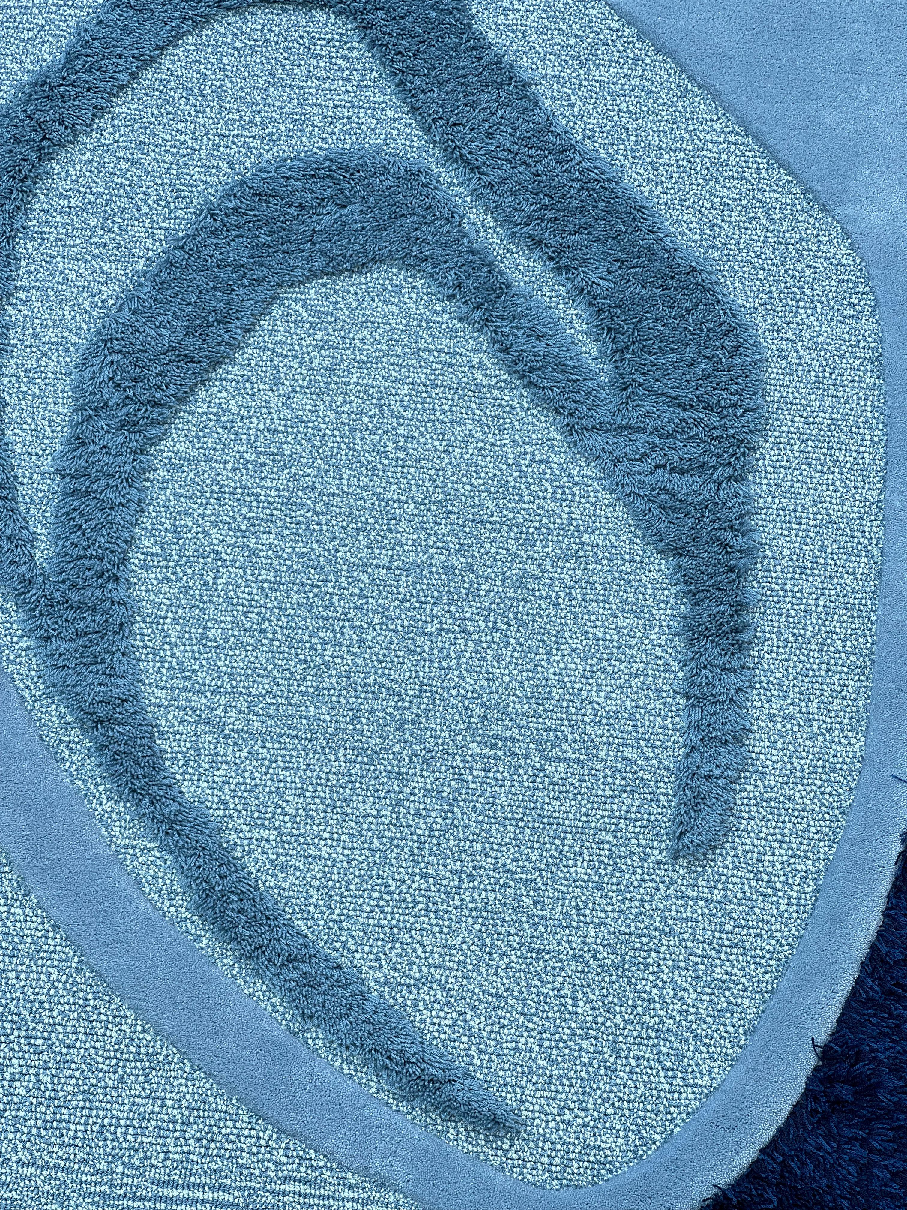 Tapis contemporain bleu en laine touffeté à la main de forme irrégulière par RAG Home en vente 1