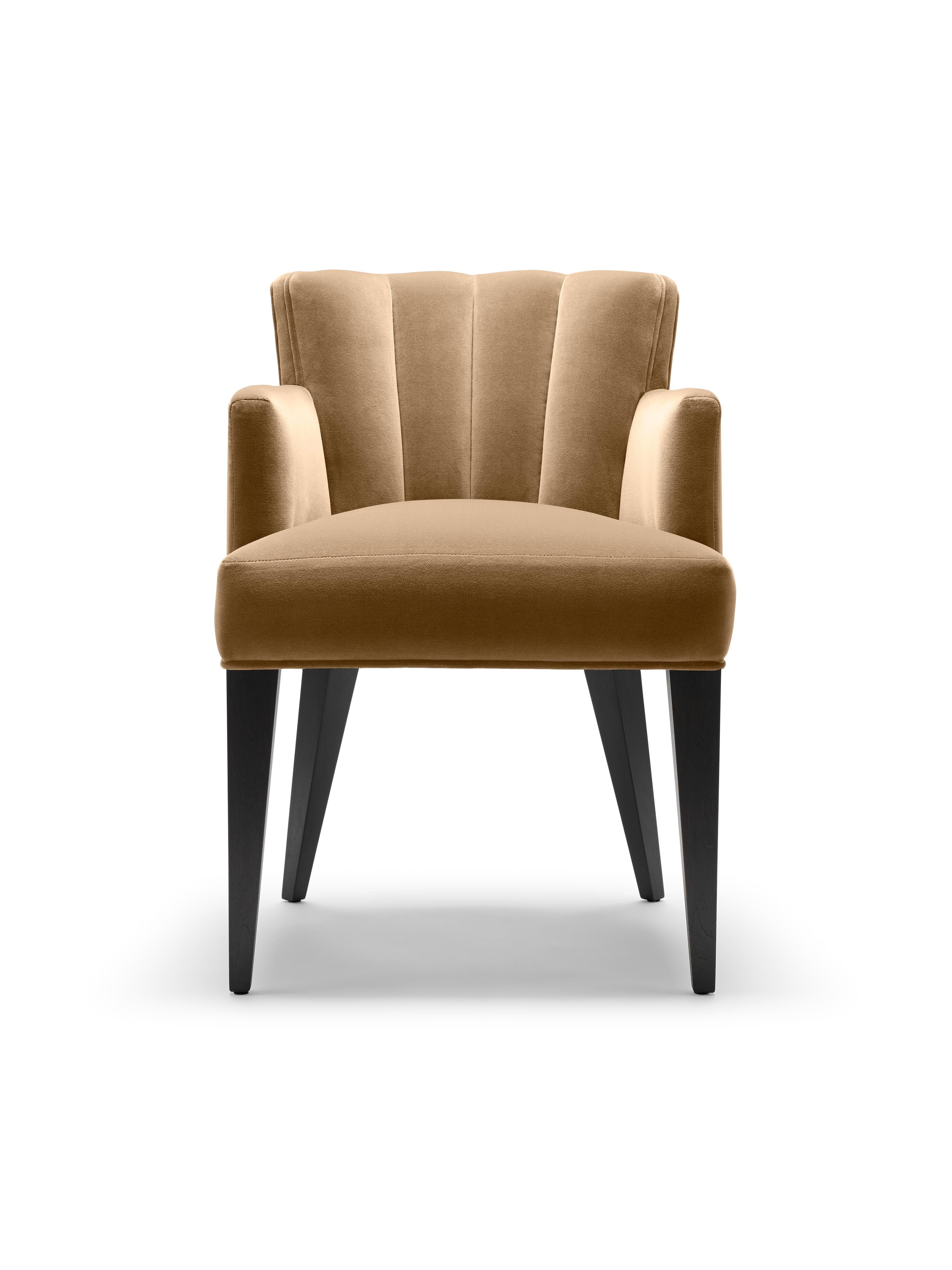 Contemporary Isabella Carver Chair aus grauem Baumwollsamt mit Beinen aus massivem Nussbaumholz im Zustand „Neu“ im Angebot in Trowbridge, Wiltshire