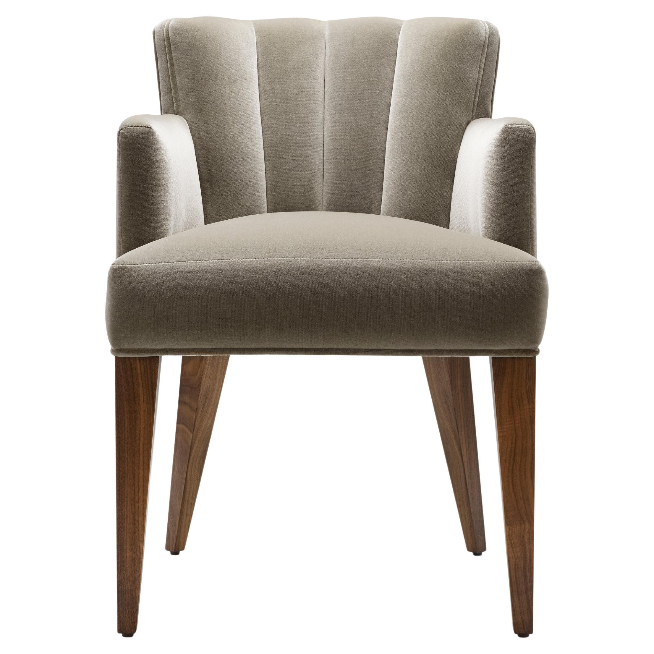 Silla contemporánea Isabella Carver de terciopelo de algodón gris con patas de nogal macizo