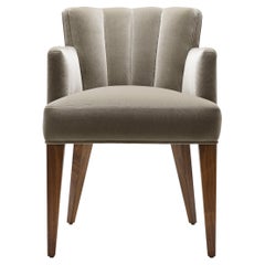 Chaise Carver contemporaine Isabella en velours de coton gris avec pieds en noyer massif