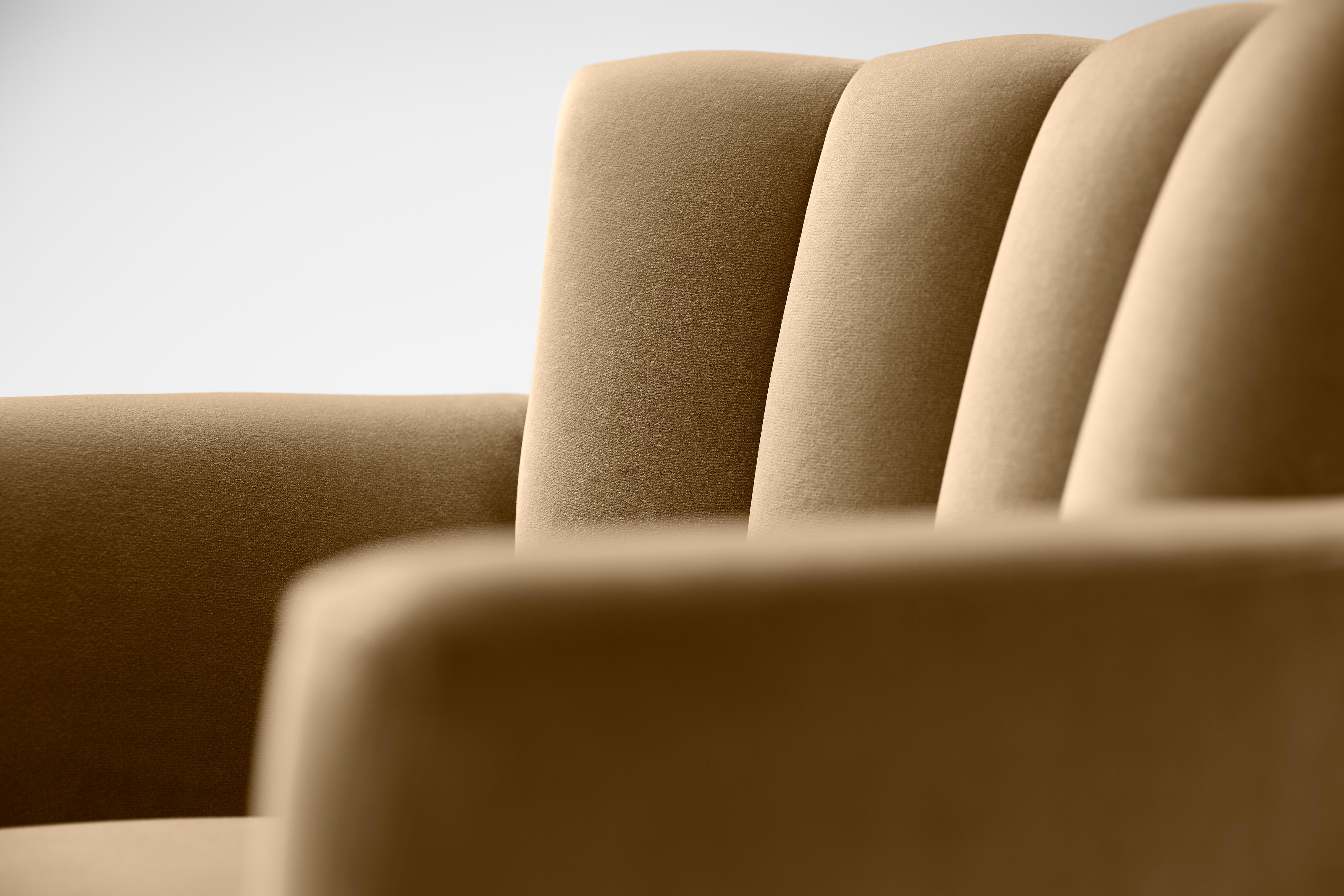 Anglais Chaise Carver contemporaine Isabella en velours de coton moka avec pieds en noyer noir en vente
