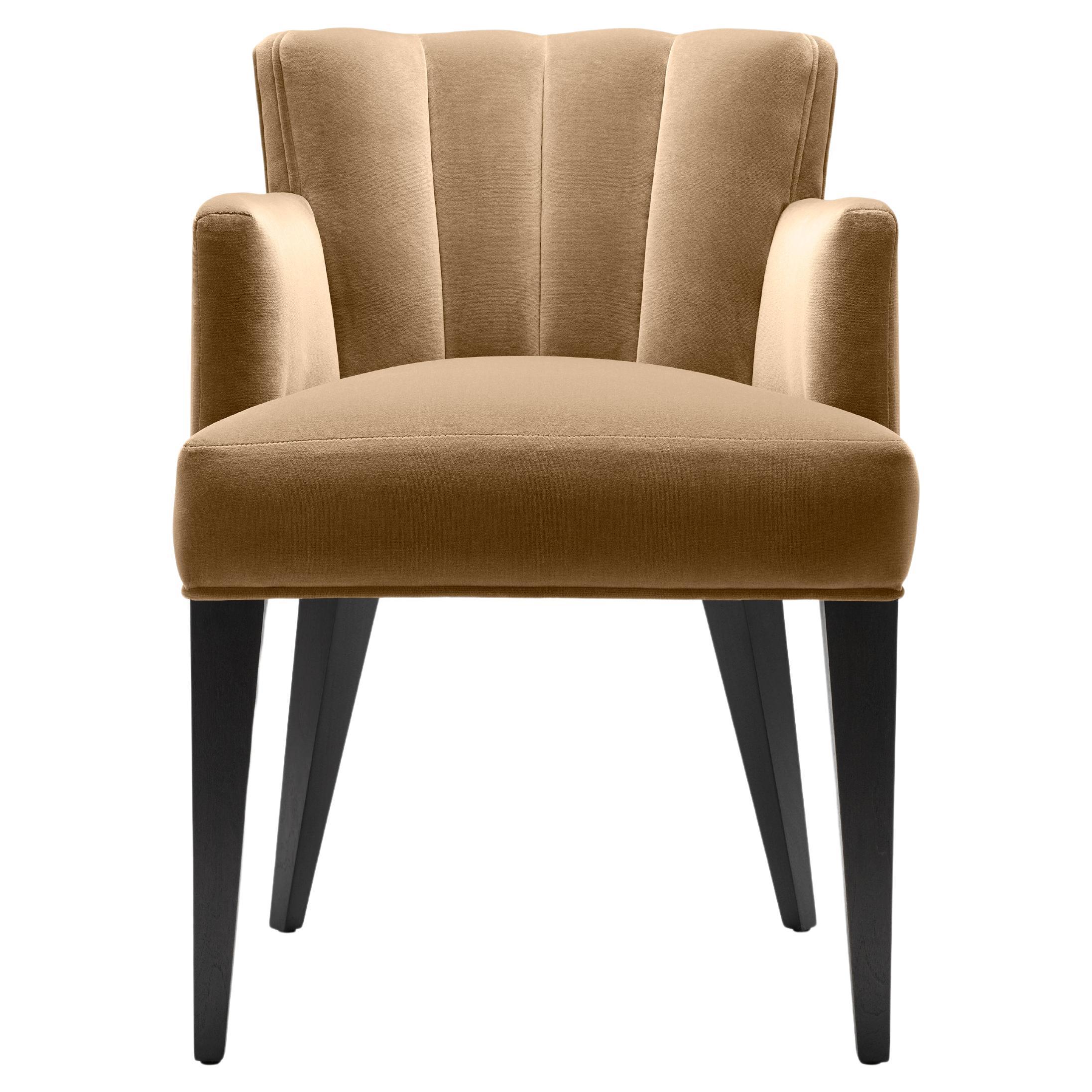 Chaise Carver contemporaine Isabella en velours de coton moka avec pieds en noyer noir en vente
