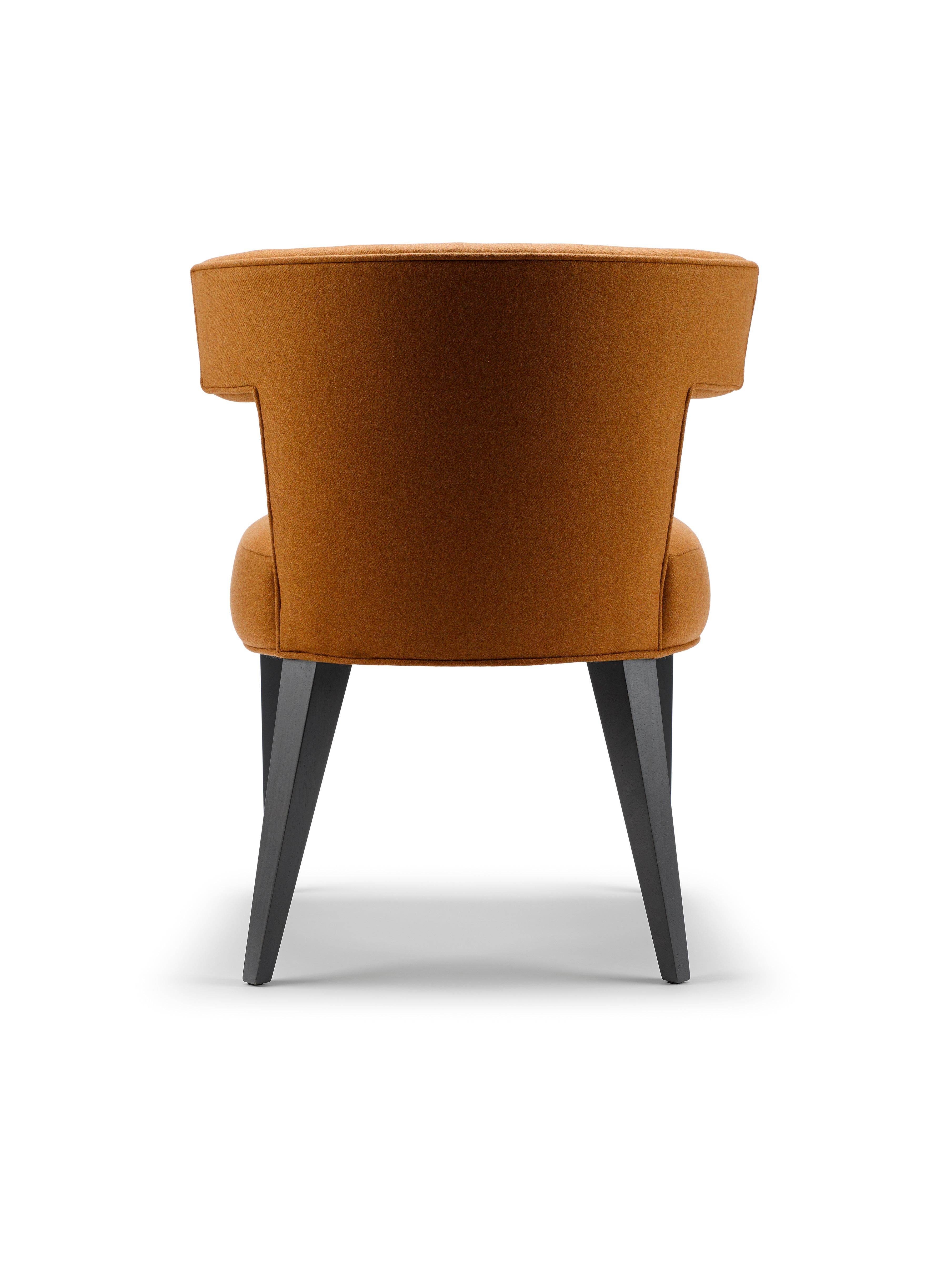 Contemporary Isabella Dining Chair aus Meltonwolle mit Beinen aus massivem Nussbaumholz (Englisch) im Angebot