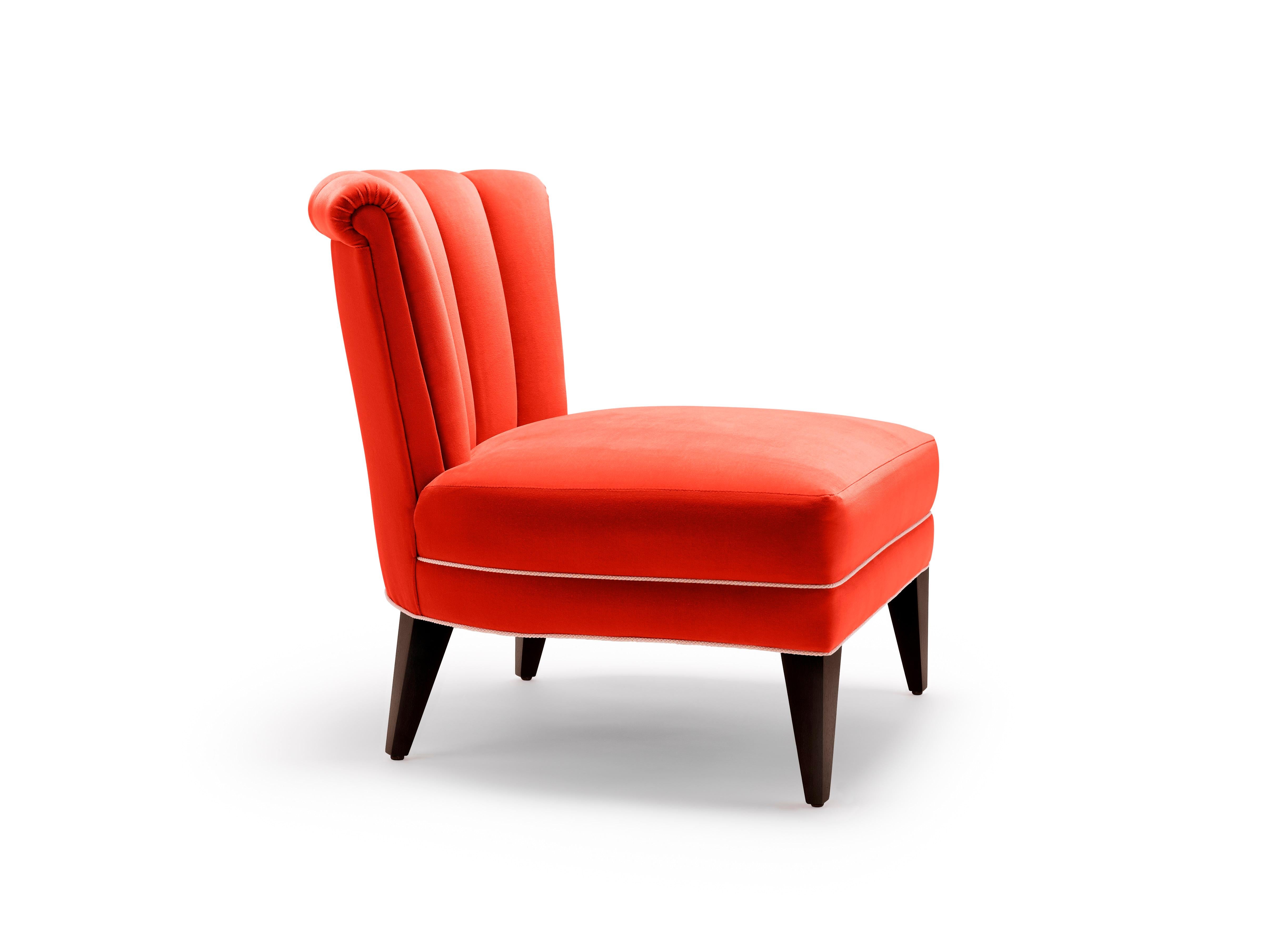 La Sedia Occasionale Isabella è una nuova rivisitazione di uno dei nostri pezzi forti. Le squisite scanalature sartoriali e le linee distintive conferiscono una forma femminile, senza le ali della sua cugina altrettanto elegante. Questo design è