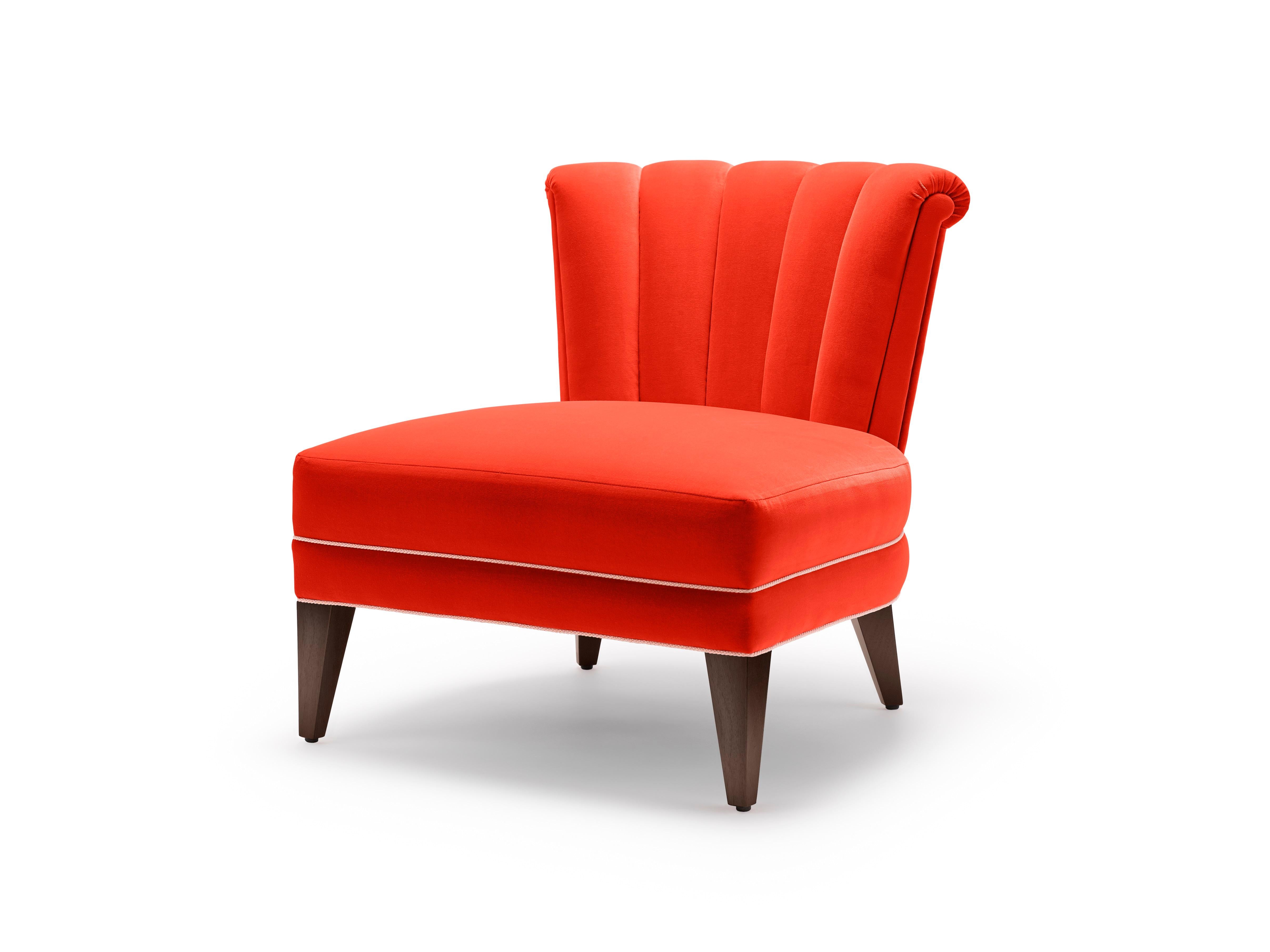 Moderno Sedia Occasionale Isabella Contemporary in velluto Dedar Piment con gambe in legno di noce in vendita