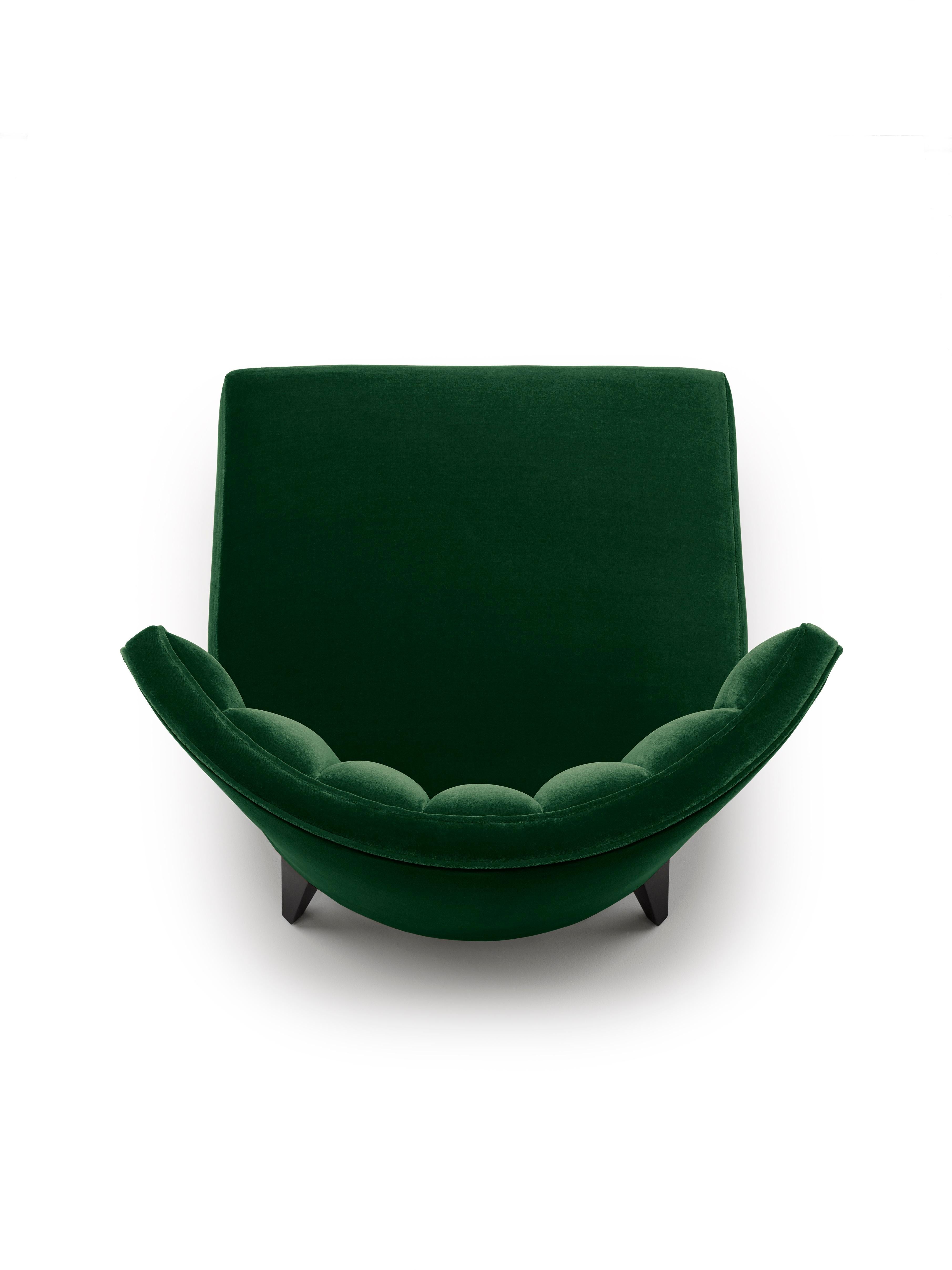Contemporary Isabella Scalloped Slipper Chair Emerald Green Velvet Walnut Legs Neuf - En vente à Trowbridge, Wiltshire
