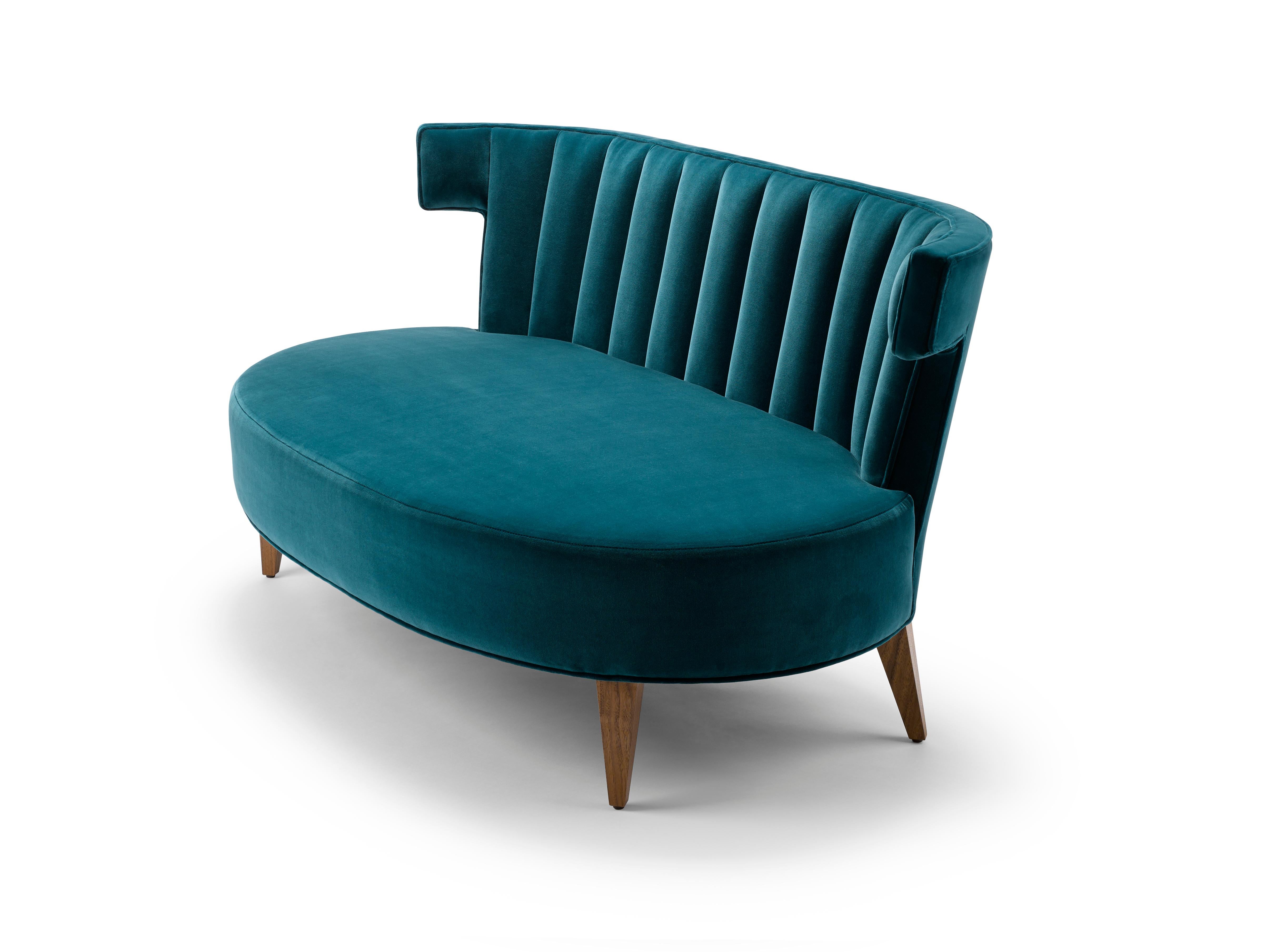 Sofá contemporáneo Isabella en terciopelo Kingfisher de Designers Guild con patas de nogal Inglés en venta