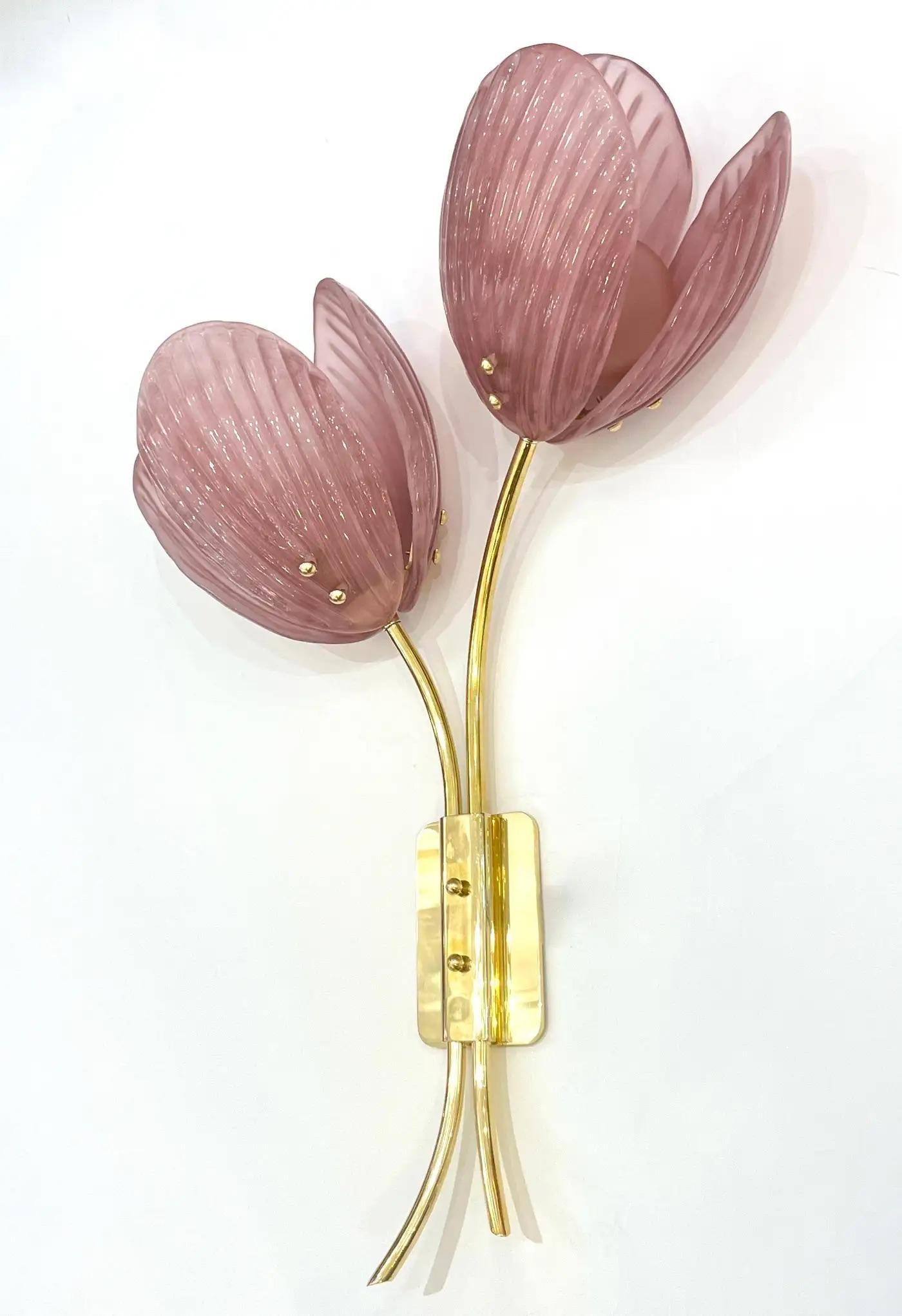Lámpara italiana contemporánea de 2 brazos de cristal de Murano rosa Flor de tulipán Latón dorado en venta 2