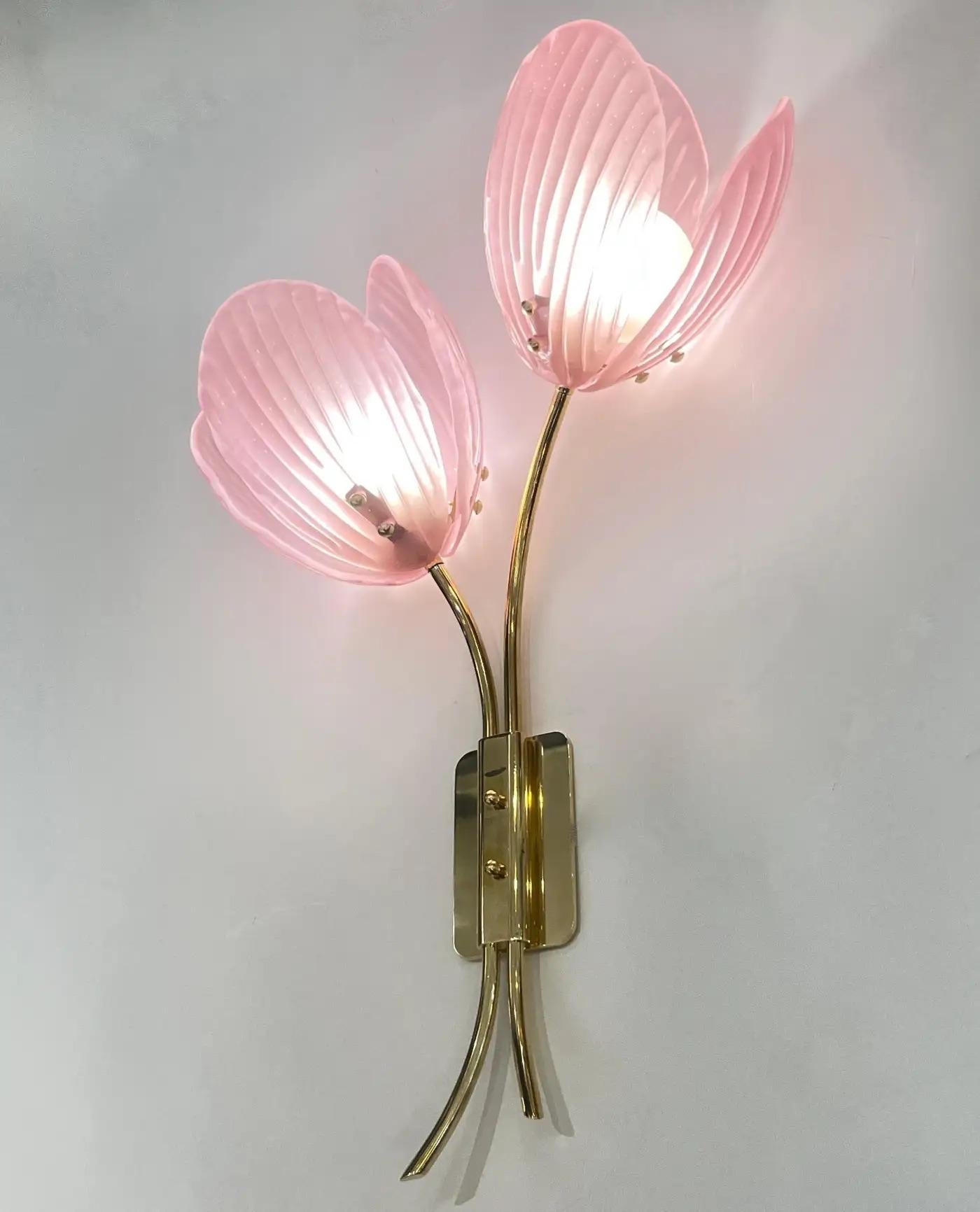 Lámpara italiana contemporánea de 2 brazos de cristal de Murano rosa Flor de tulipán Latón dorado en venta 3