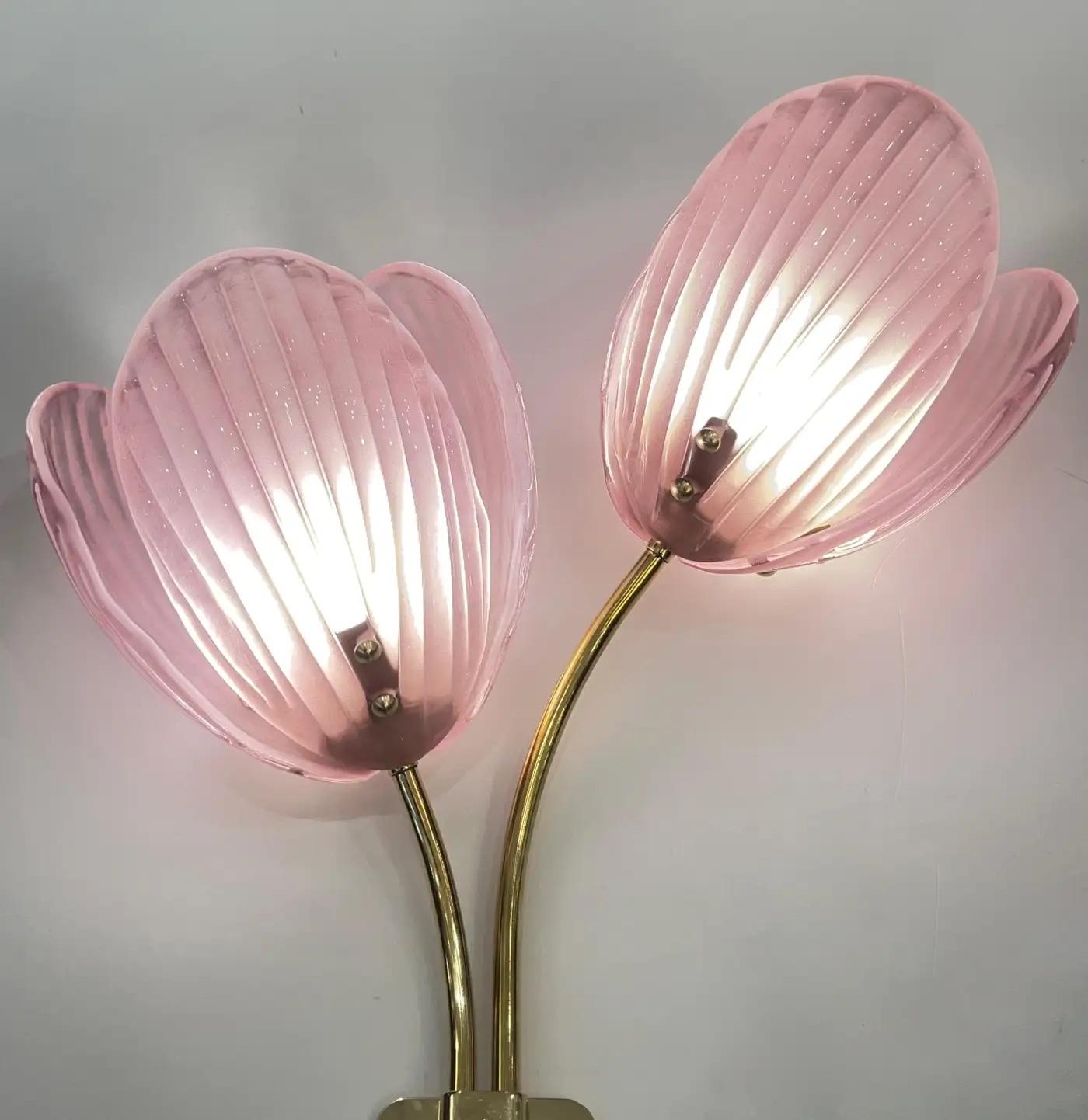 Lámpara italiana contemporánea de 2 brazos de cristal de Murano rosa Flor de tulipán Latón dorado en venta 5