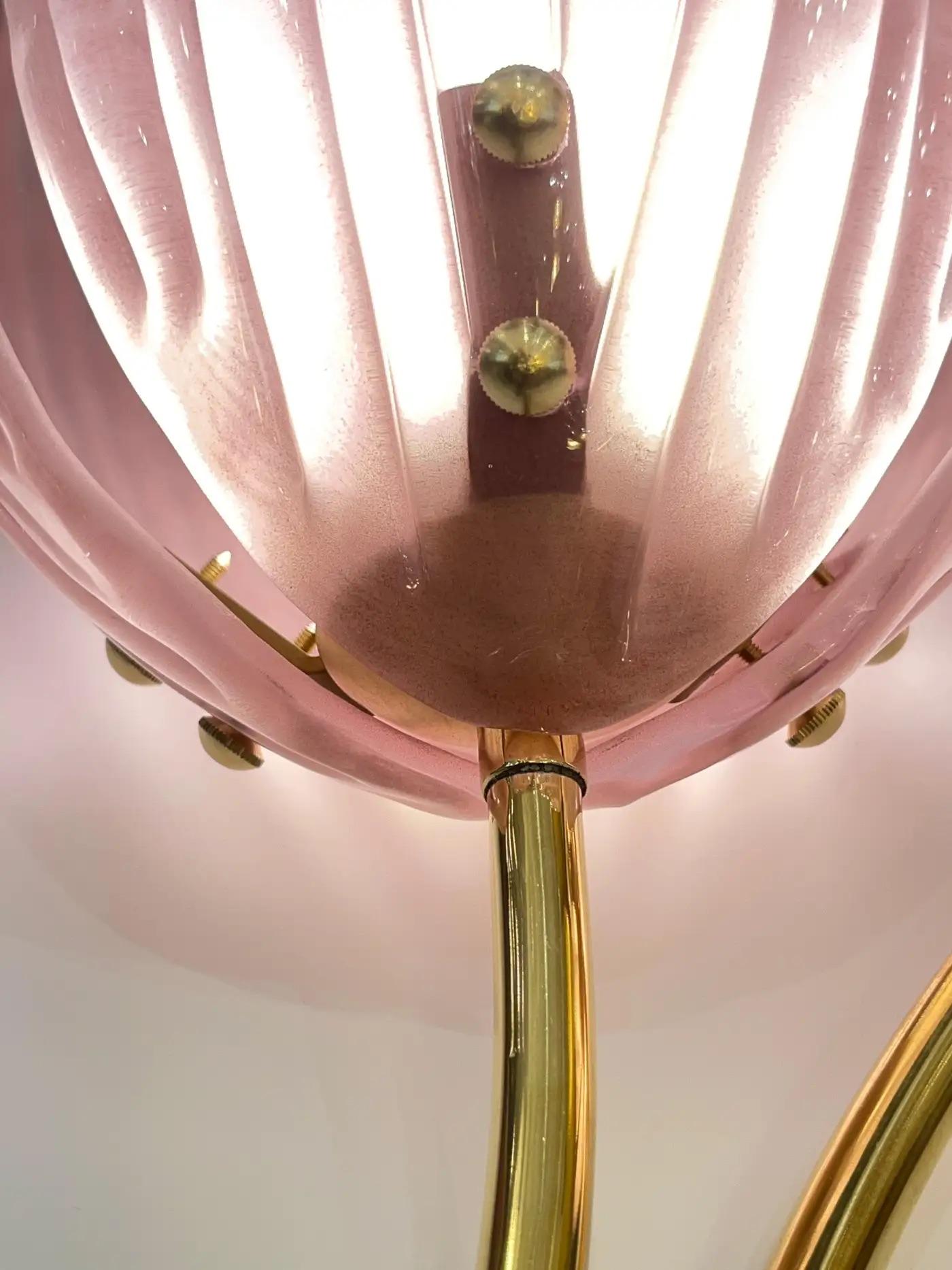 Lámpara italiana contemporánea de 2 brazos de cristal de Murano rosa Flor de tulipán Latón dorado en venta 7