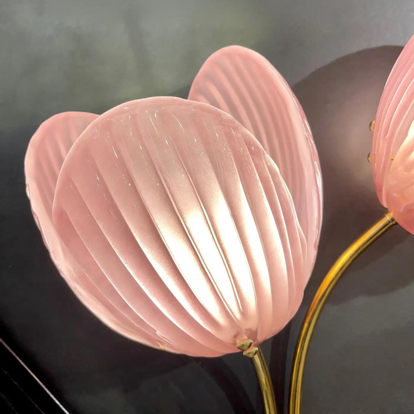 Lámpara italiana contemporánea de 2 brazos de cristal de Murano rosa Flor de tulipán Latón dorado Escarchado en venta