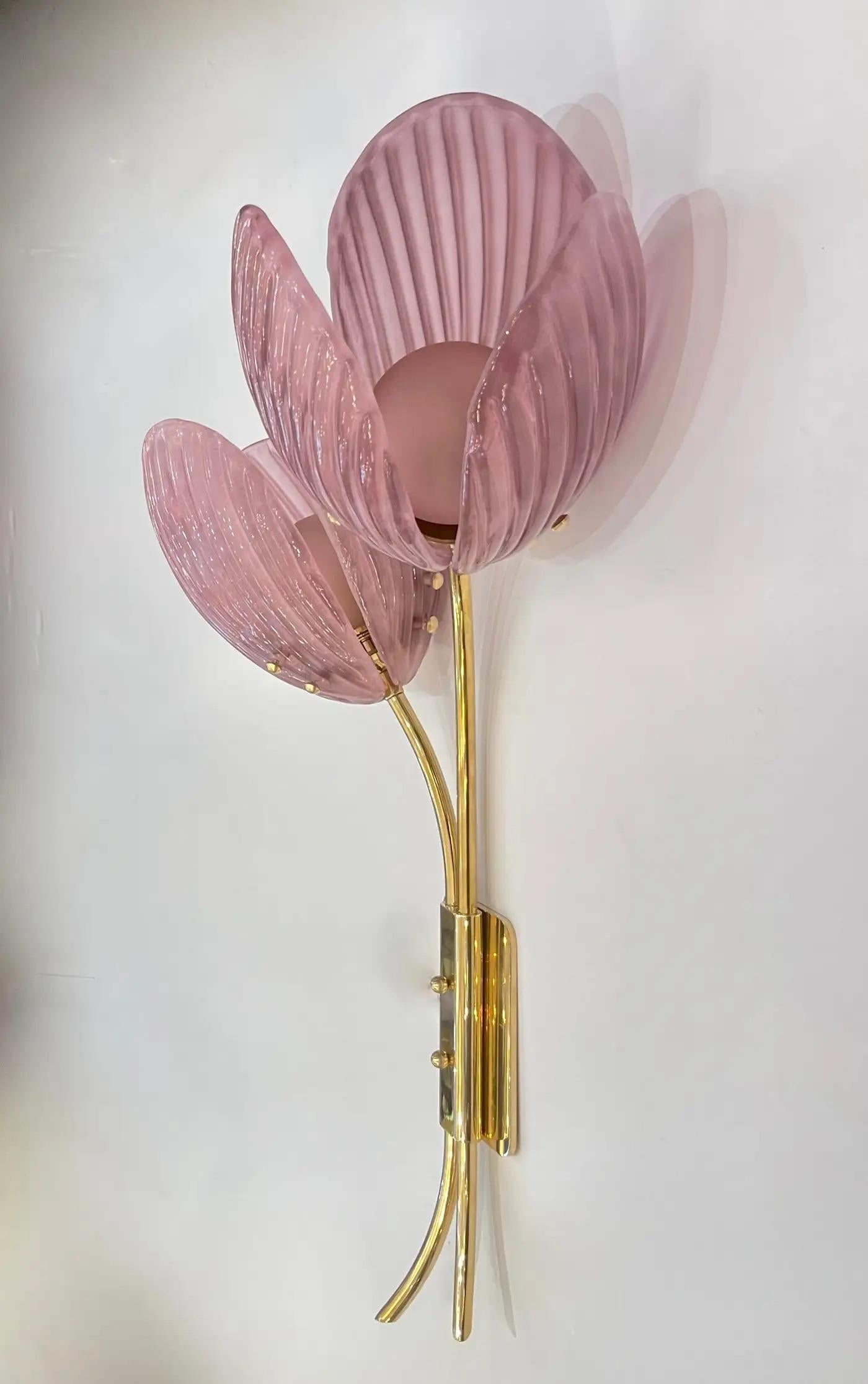 Lámpara italiana contemporánea de 2 brazos de cristal de Murano rosa Flor de tulipán Latón dorado en Nuevo estado para la venta en New York, NY