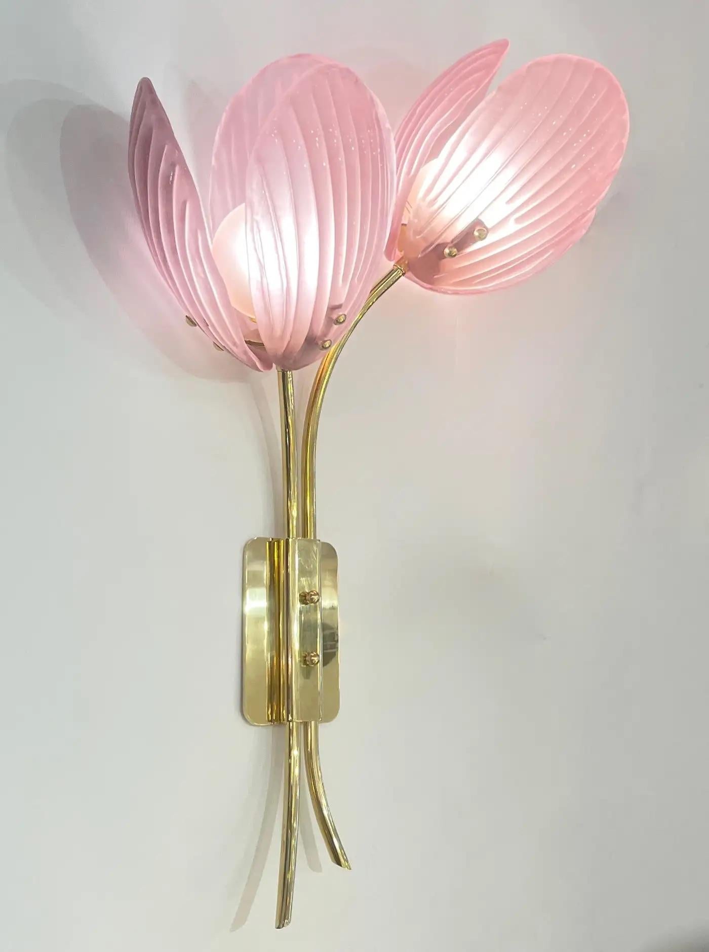 Lámpara italiana contemporánea de 2 brazos de cristal de Murano rosa Flor de tulipán Latón dorado Siglo XXI y contemporáneo en venta