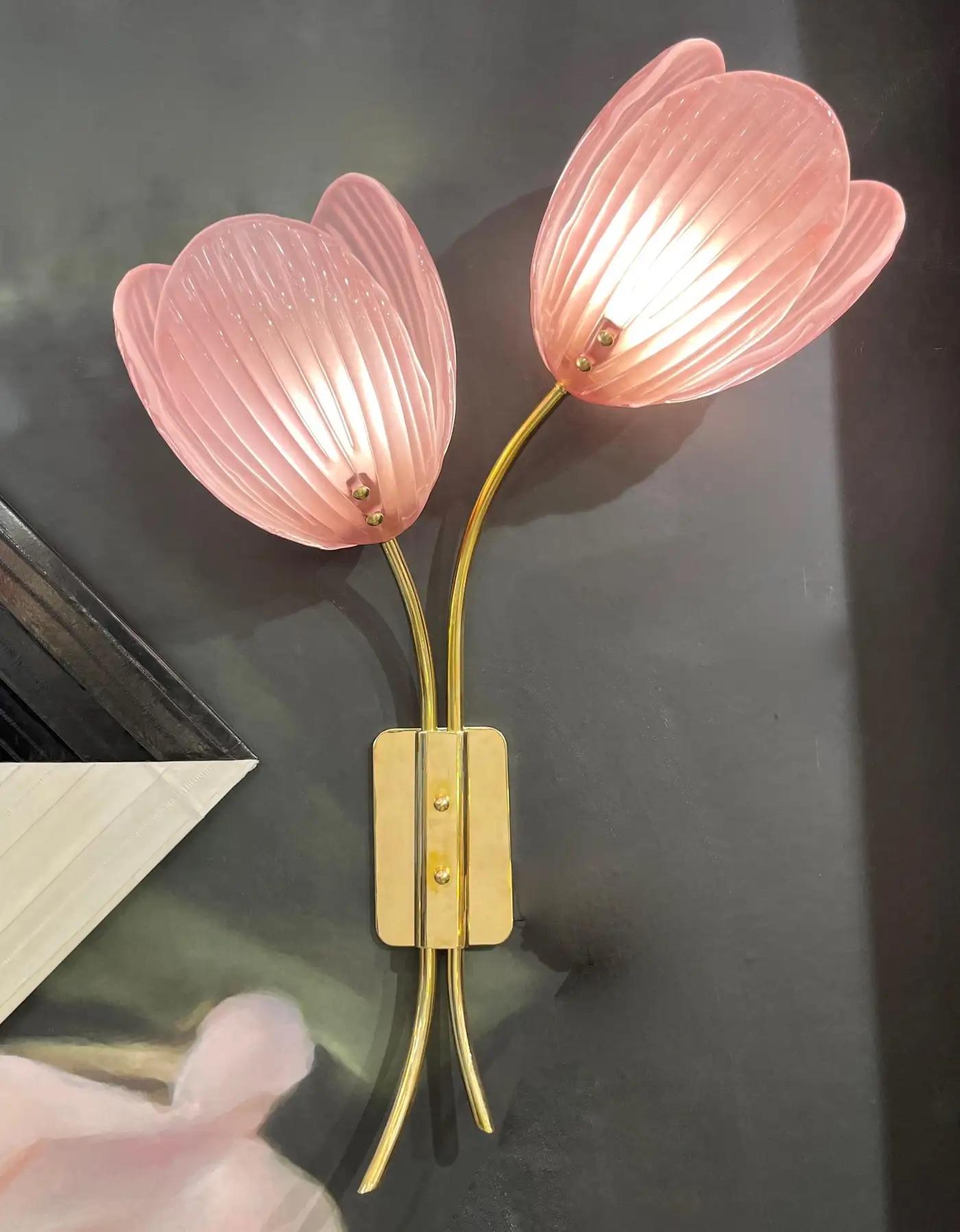Lámpara italiana contemporánea de 2 brazos de cristal de Murano rosa Flor de tulipán Latón dorado en venta 1
