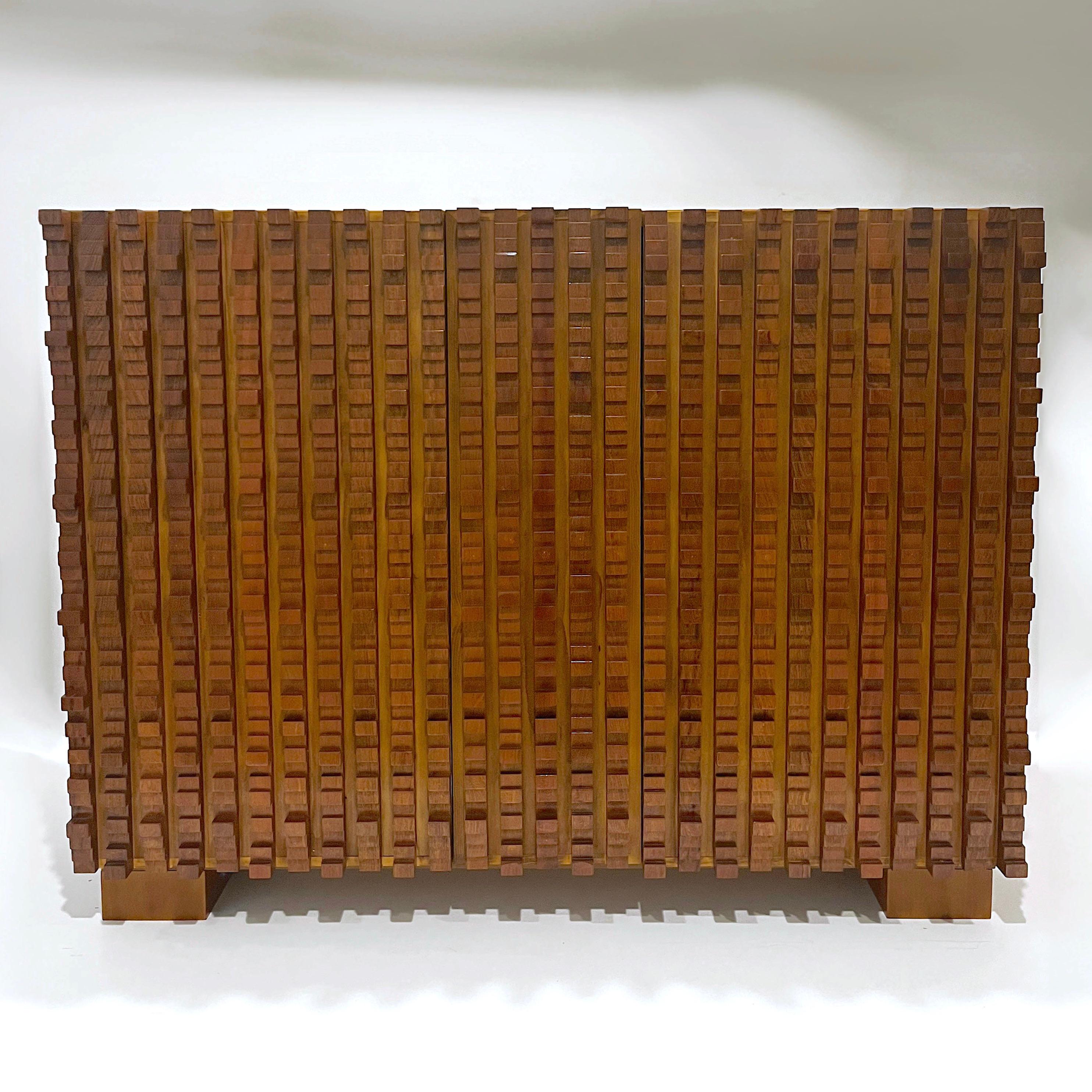 Contemporary Italian 2-Door Modern Cabinet/Sideboard in Solid Carved Beech Wood en vente 5