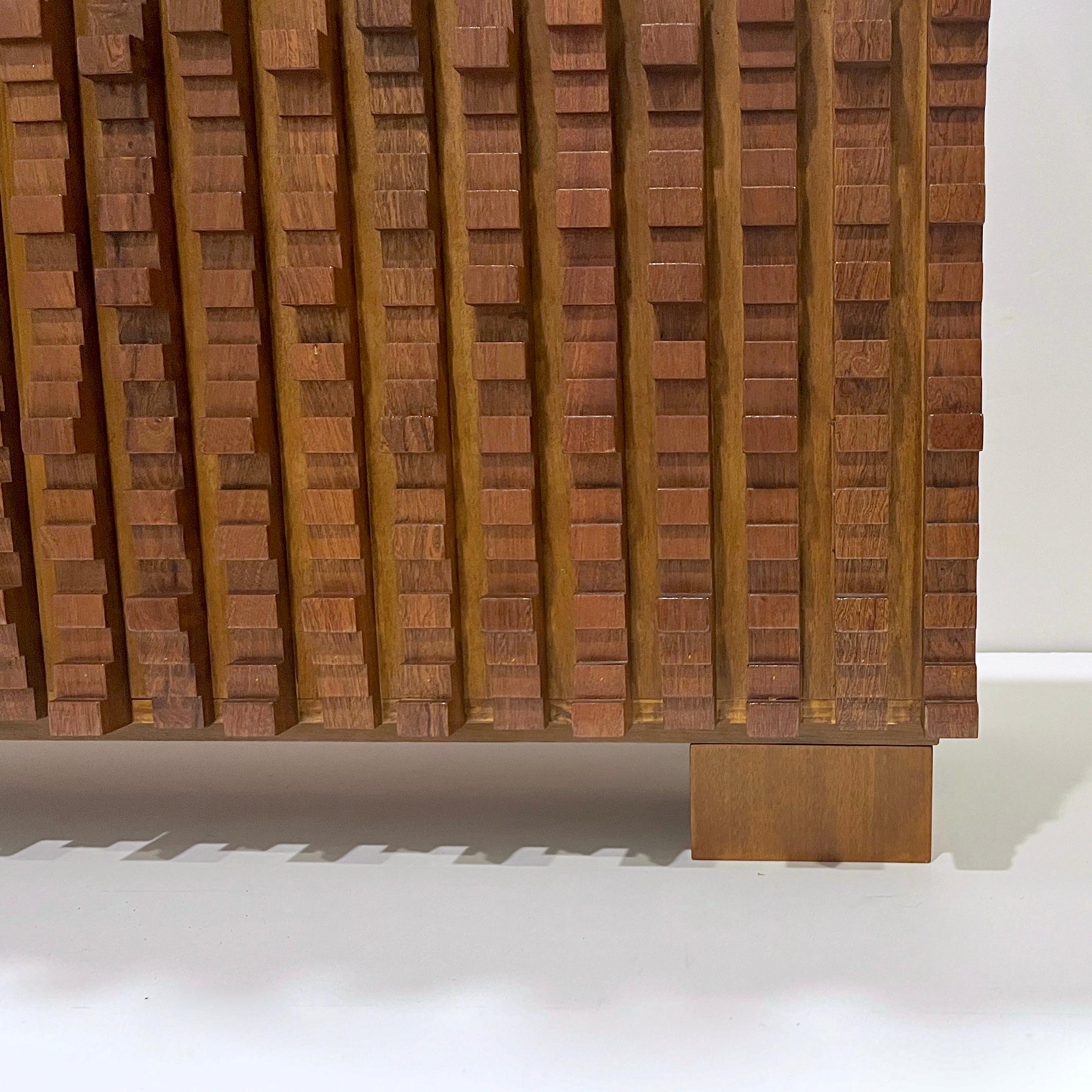 XXIe siècle et contemporain Contemporary Italian 2-Door Modern Cabinet/Sideboard in Solid Carved Beech Wood en vente