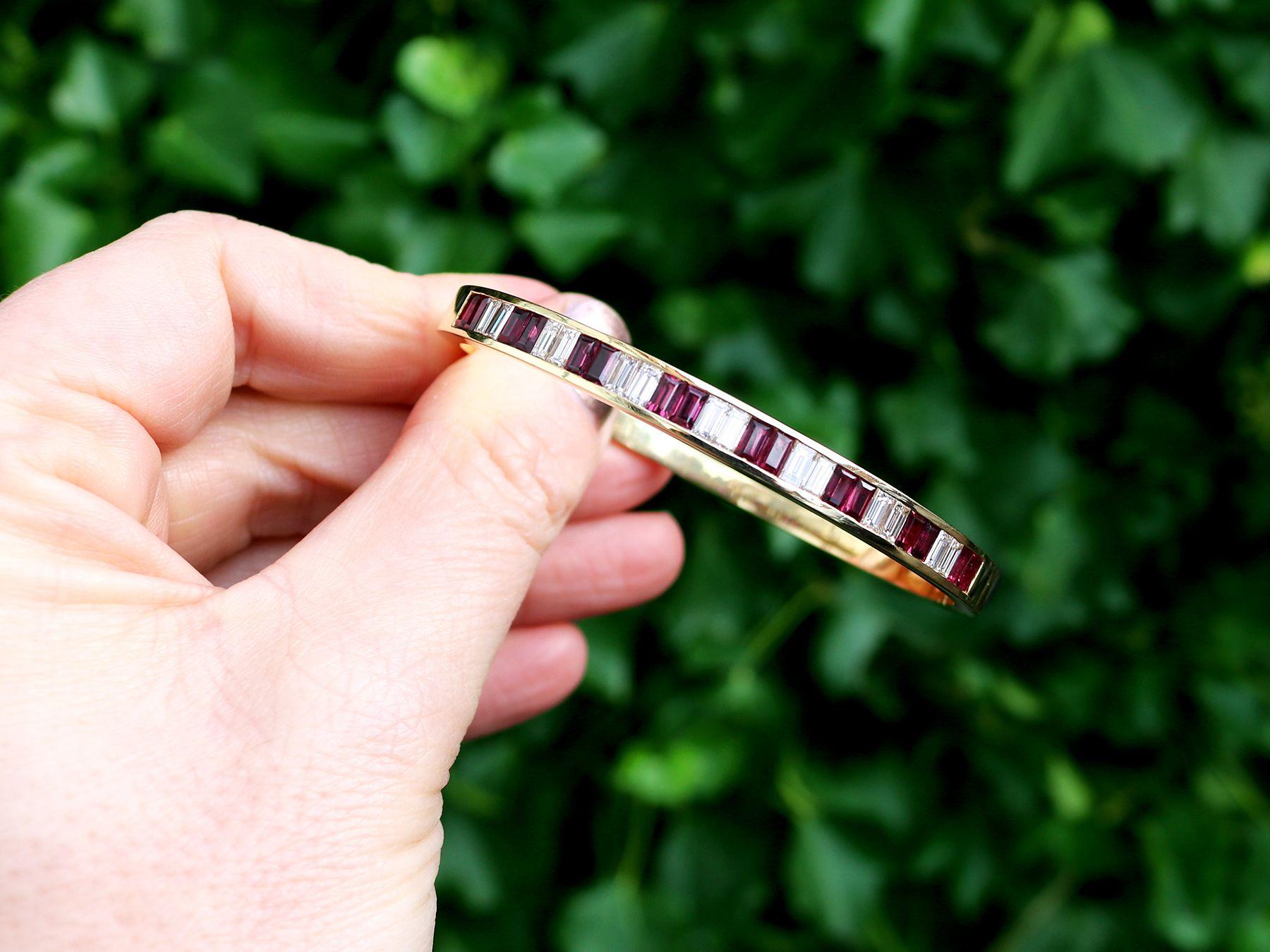 Ce bracelet exceptionnel, fin et impressionnant en rubis et diamants a été réalisé en or jaune 18 carats.

Le bracelet présente une monture simple ornée de huit paires de rubis de taille baguette sertis en canal en alternance avec six paires de