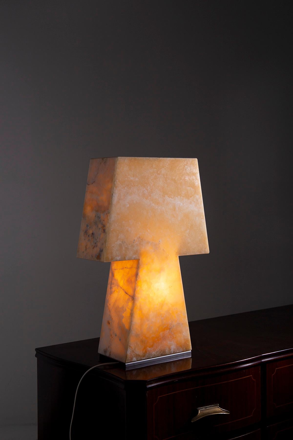 Contemporary Italian onyx table lamp In Excellent Condition For Sale In Milano, IT