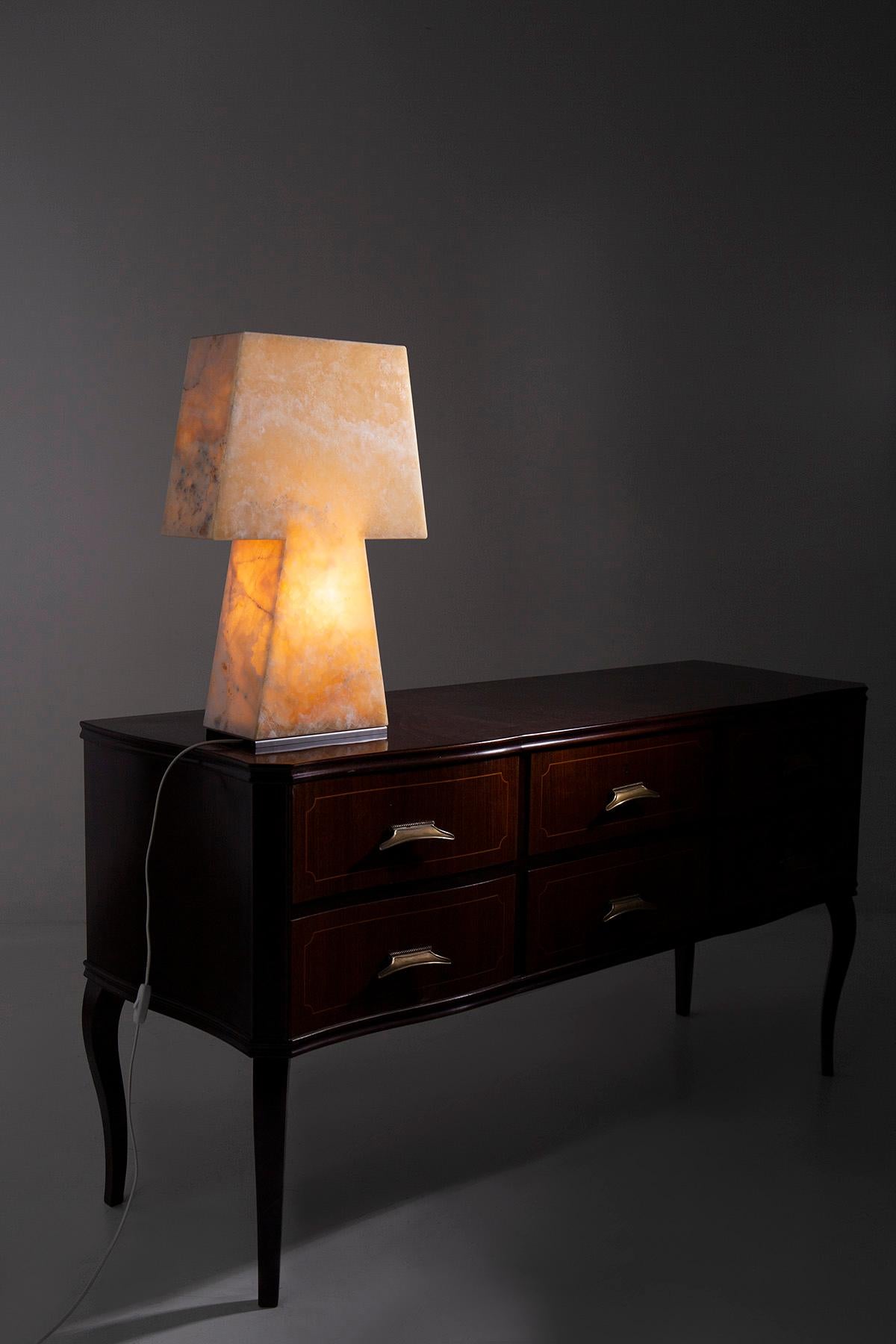 Contemporary Italian onyx table lamp For Sale 1