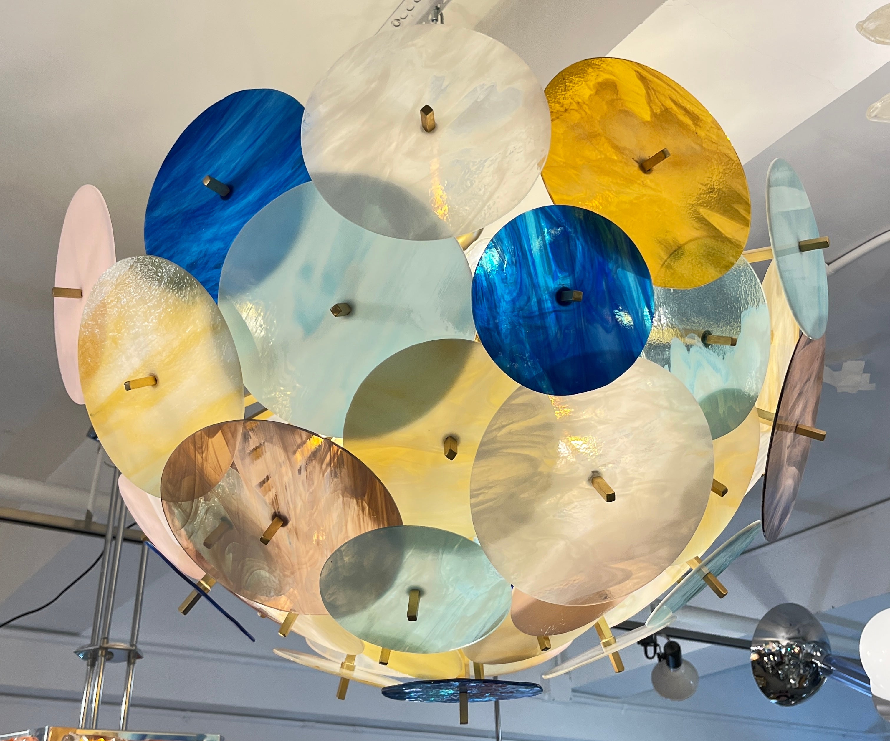 Zeitgenössischer italienischer Sputnik-Kronleuchter nach Maß, vollständig handgefertigt, ein verlockendes modernes Design. Die Messingstruktur besteht aus einer zentralen Halbkugel, die ausladende Metallbaguettes mit interessantem quadratischem