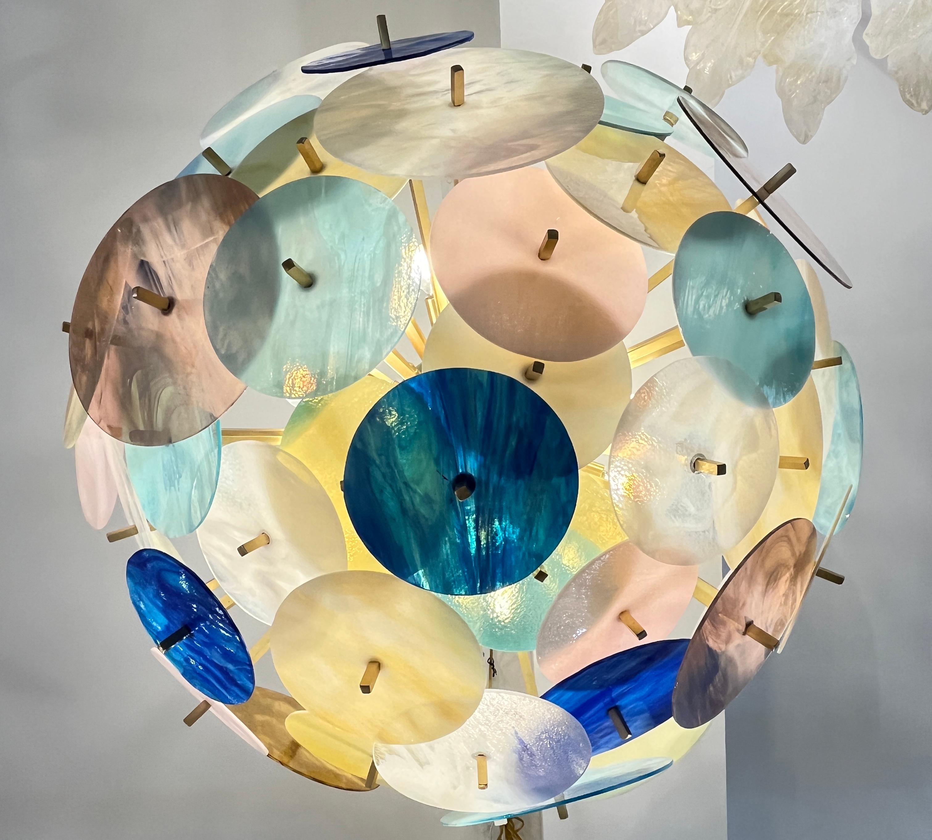 Zeitgenössische italienische Bernstein Weiß Aqua Vivid Blue Murano Glas Sputnik Flushmount (Handgefertigt) im Angebot