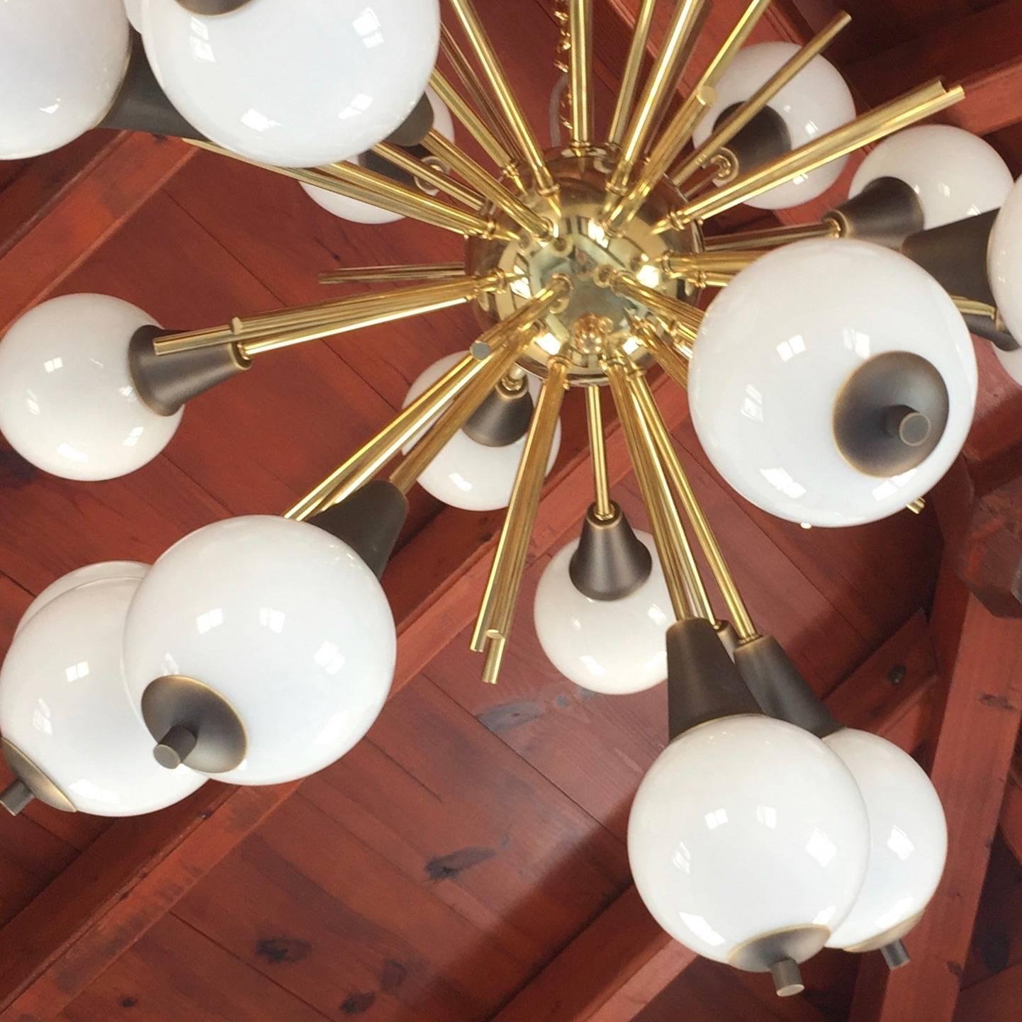 Italienischer zeitgenössischer Sputnik-Kronleuchter aus Bronze und weißem Muranoglas mit 24 Lichtern (Moderne der Mitte des Jahrhunderts) im Angebot